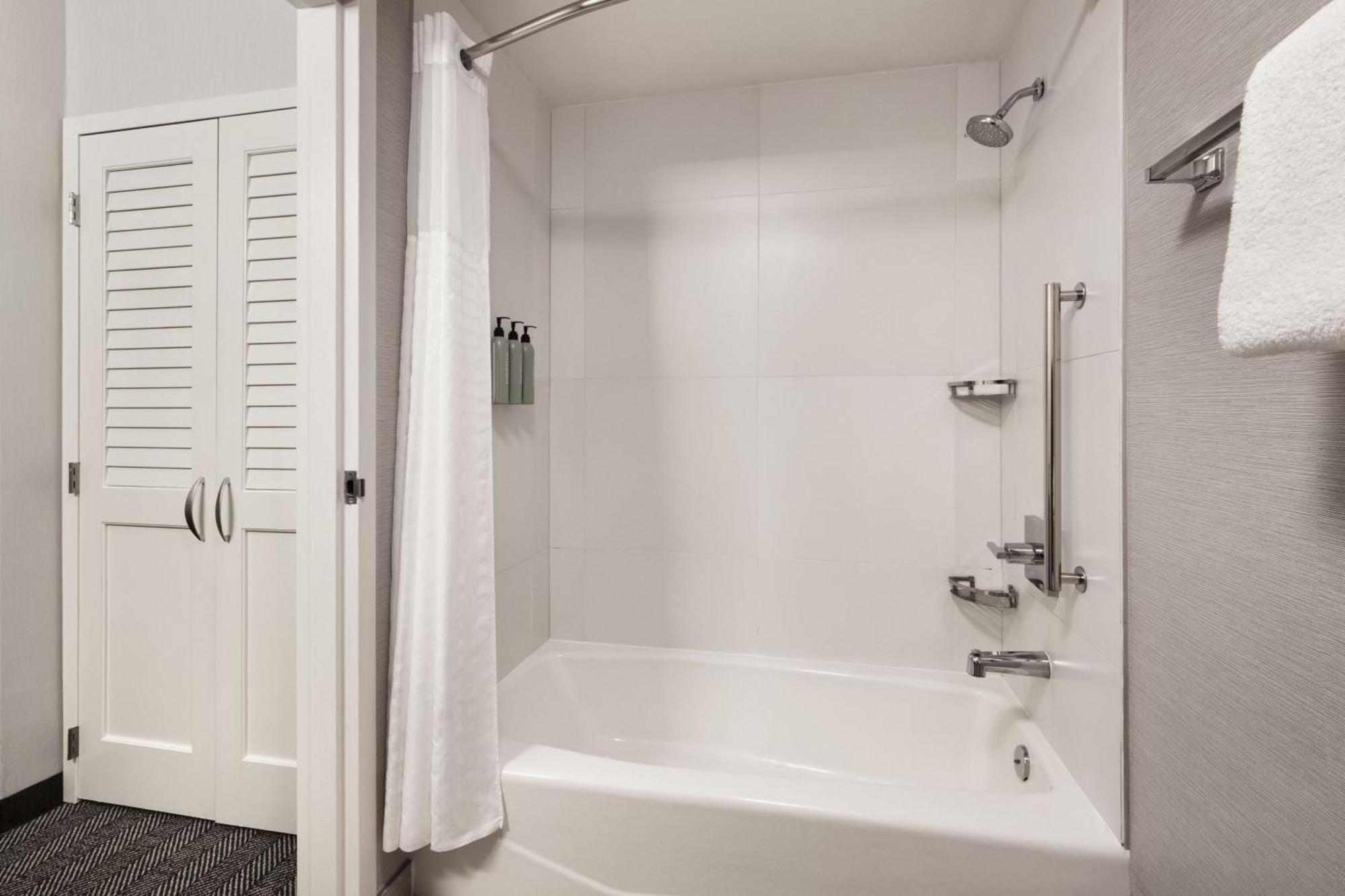 Queen Room with Two Queen Beds - Hearing Accessible
