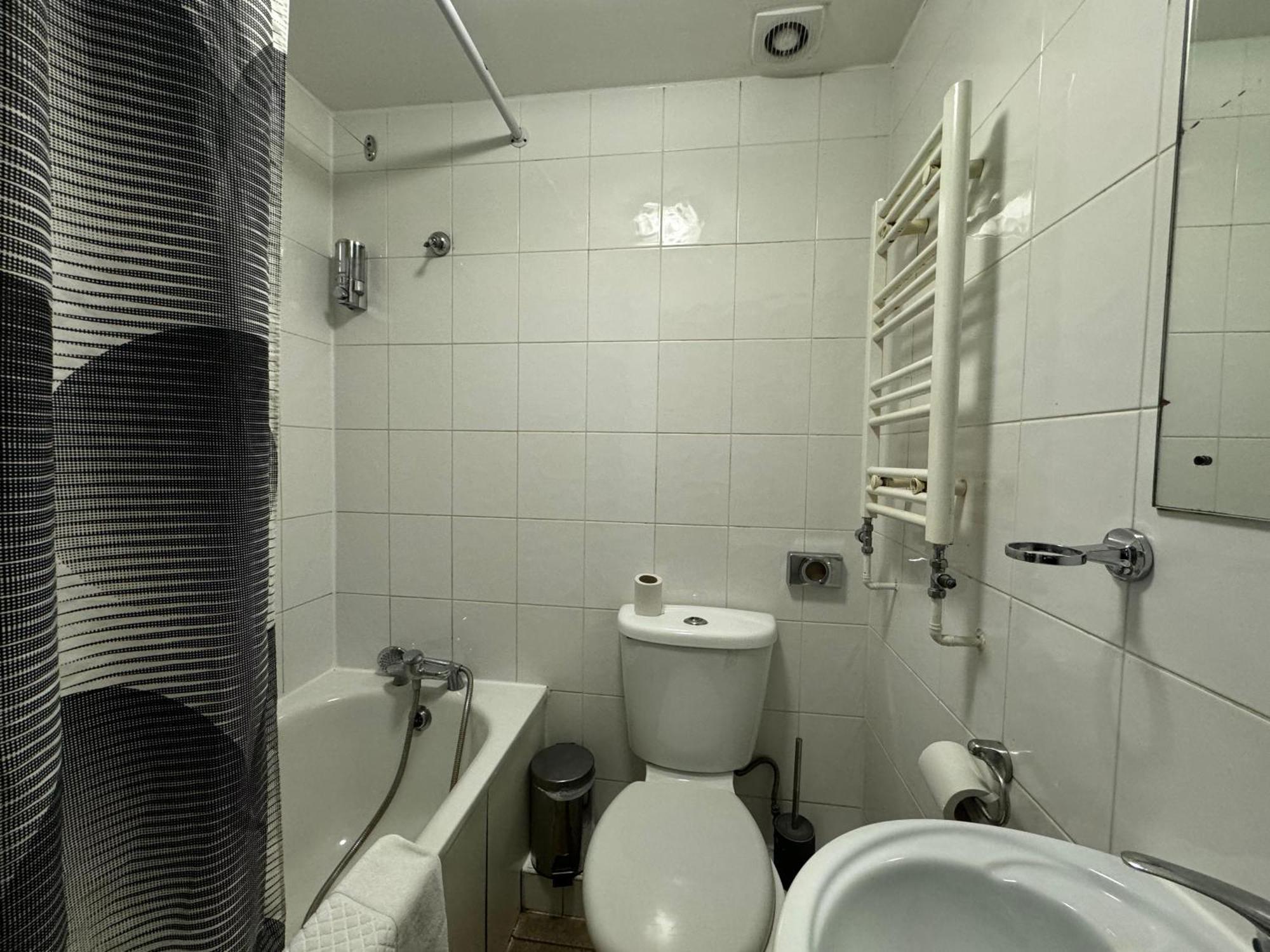 Triple Room Private Bathroom 3 Single Beds