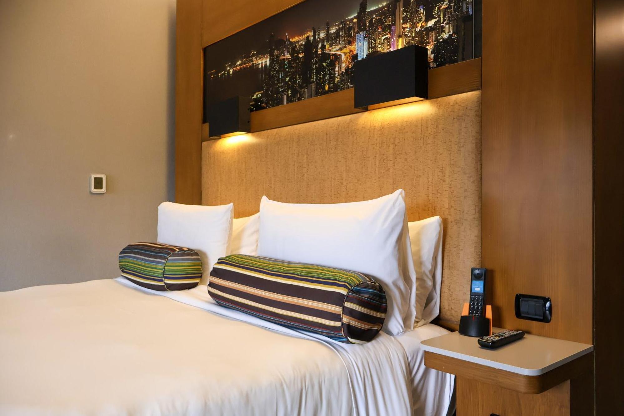 ALOFT Guest room 1 King City view