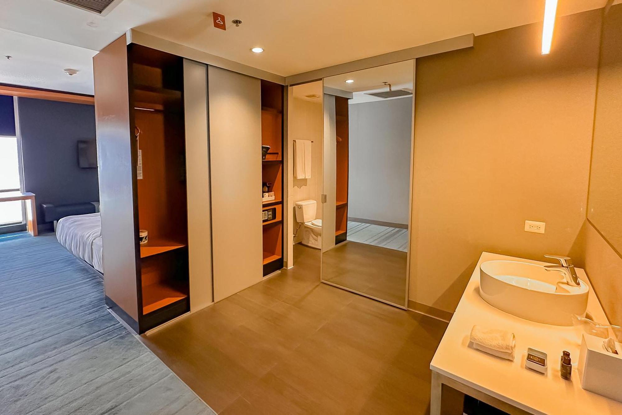ALOFT Guest room 1 King City view