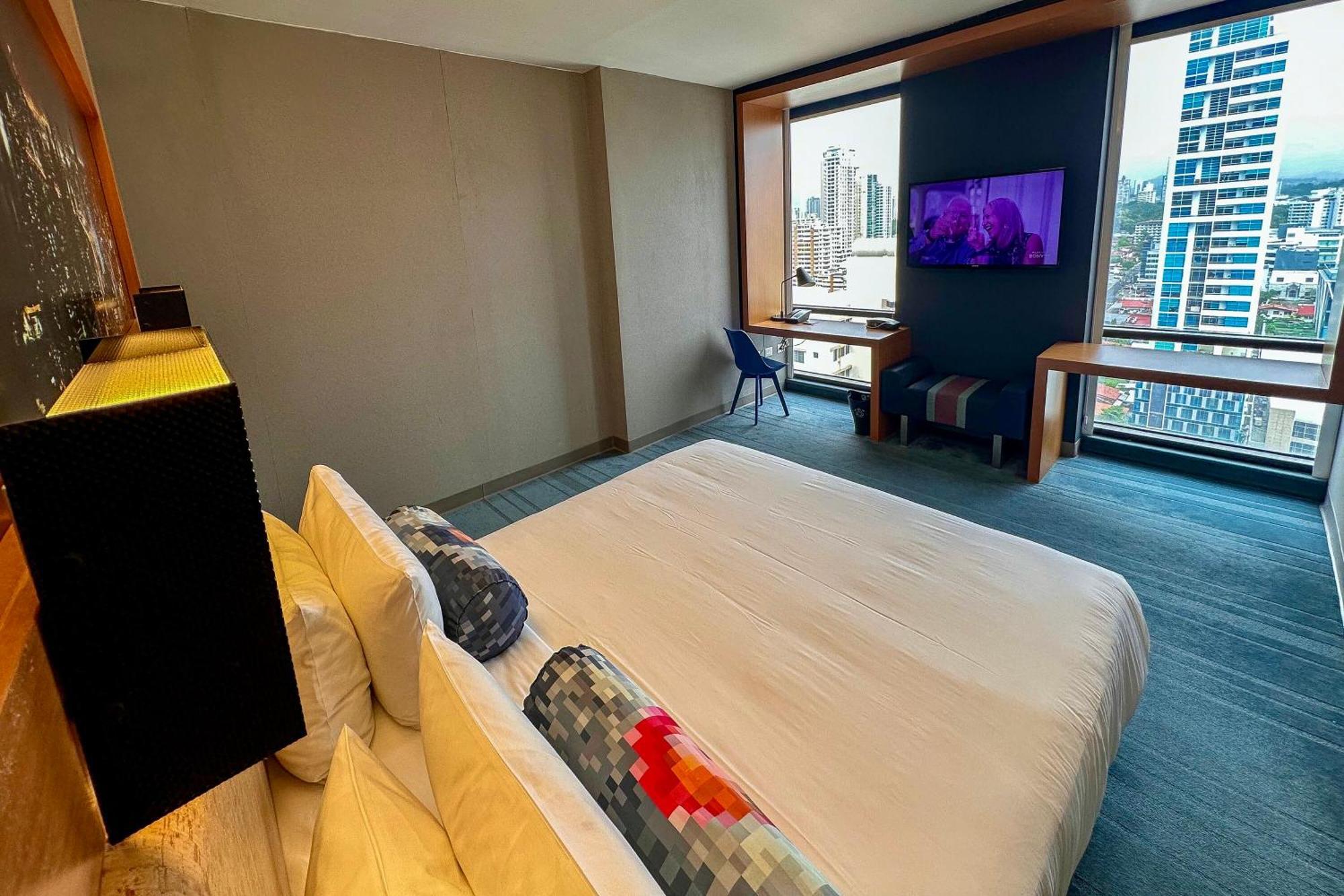ALOFT Guest room 1 King City view