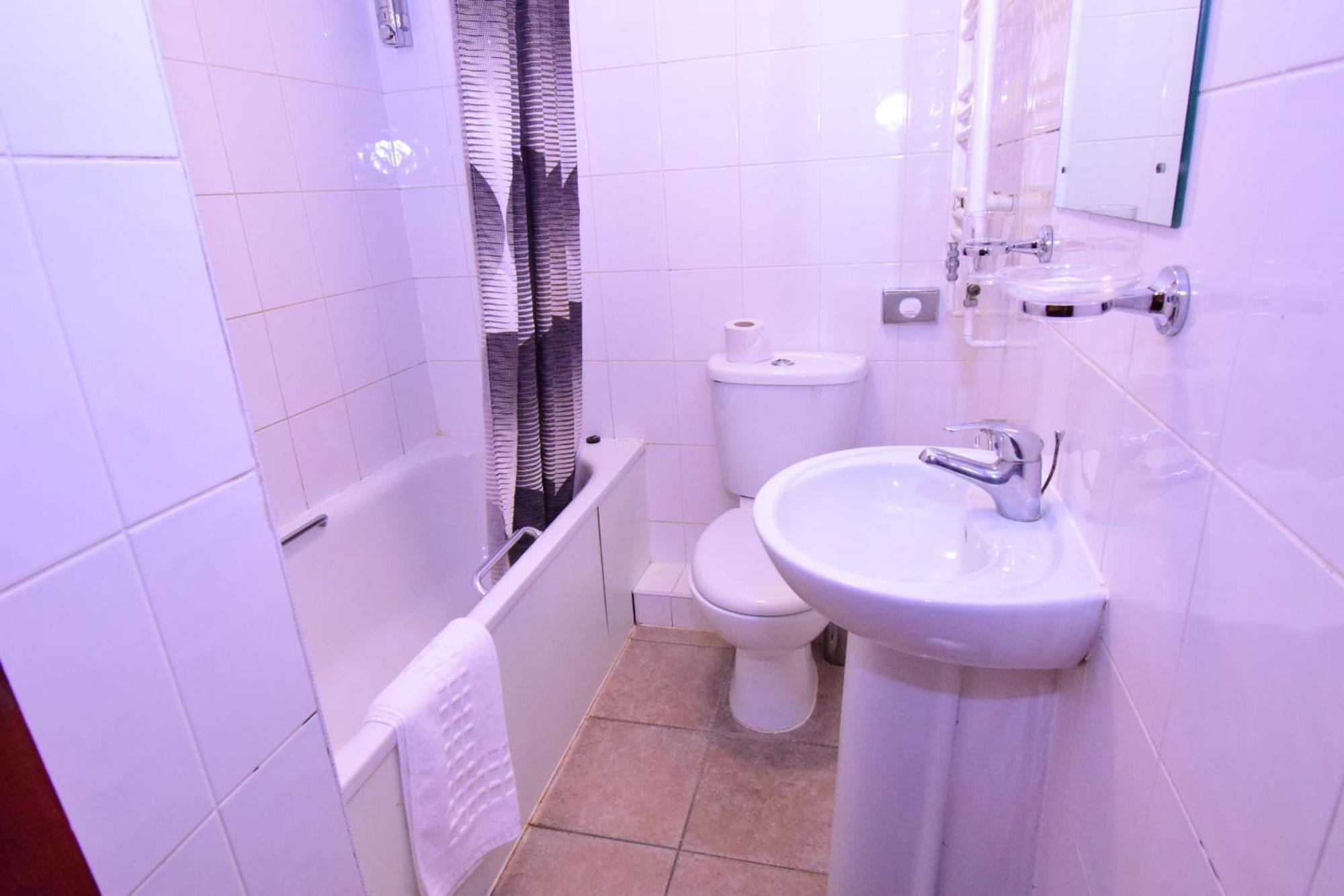 Triple Room Private Bathroom 3 Single Beds