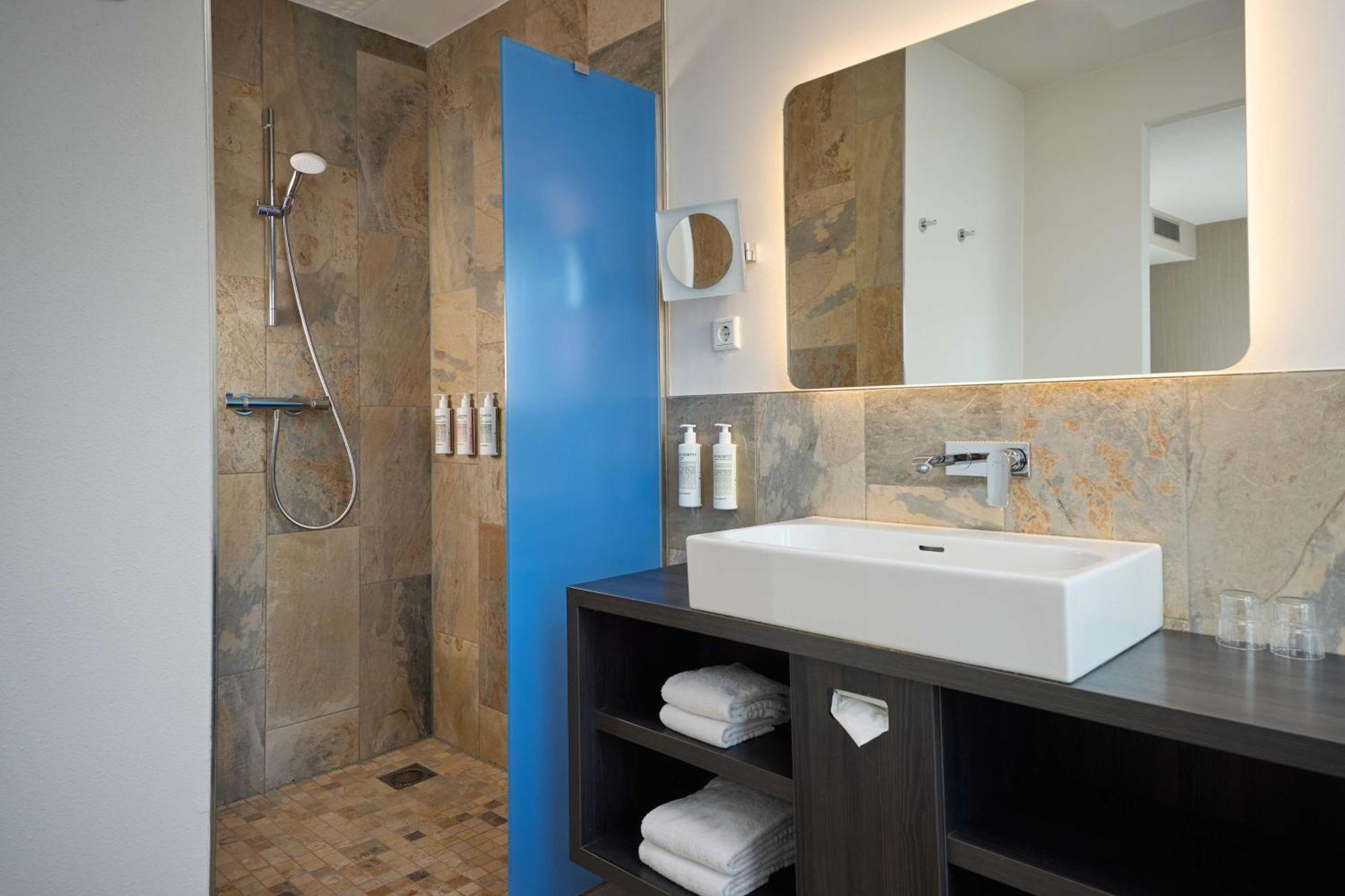 Superior Spa-Zimmer mit Kingsize-Bett und Hafenblick