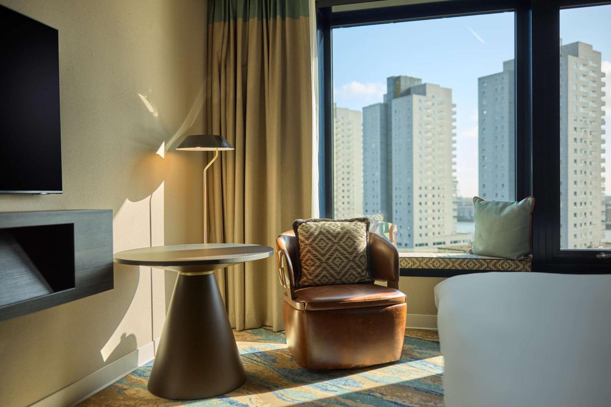 Junior Spa-Suite mit Kingsize-Bett und Hafenblick
