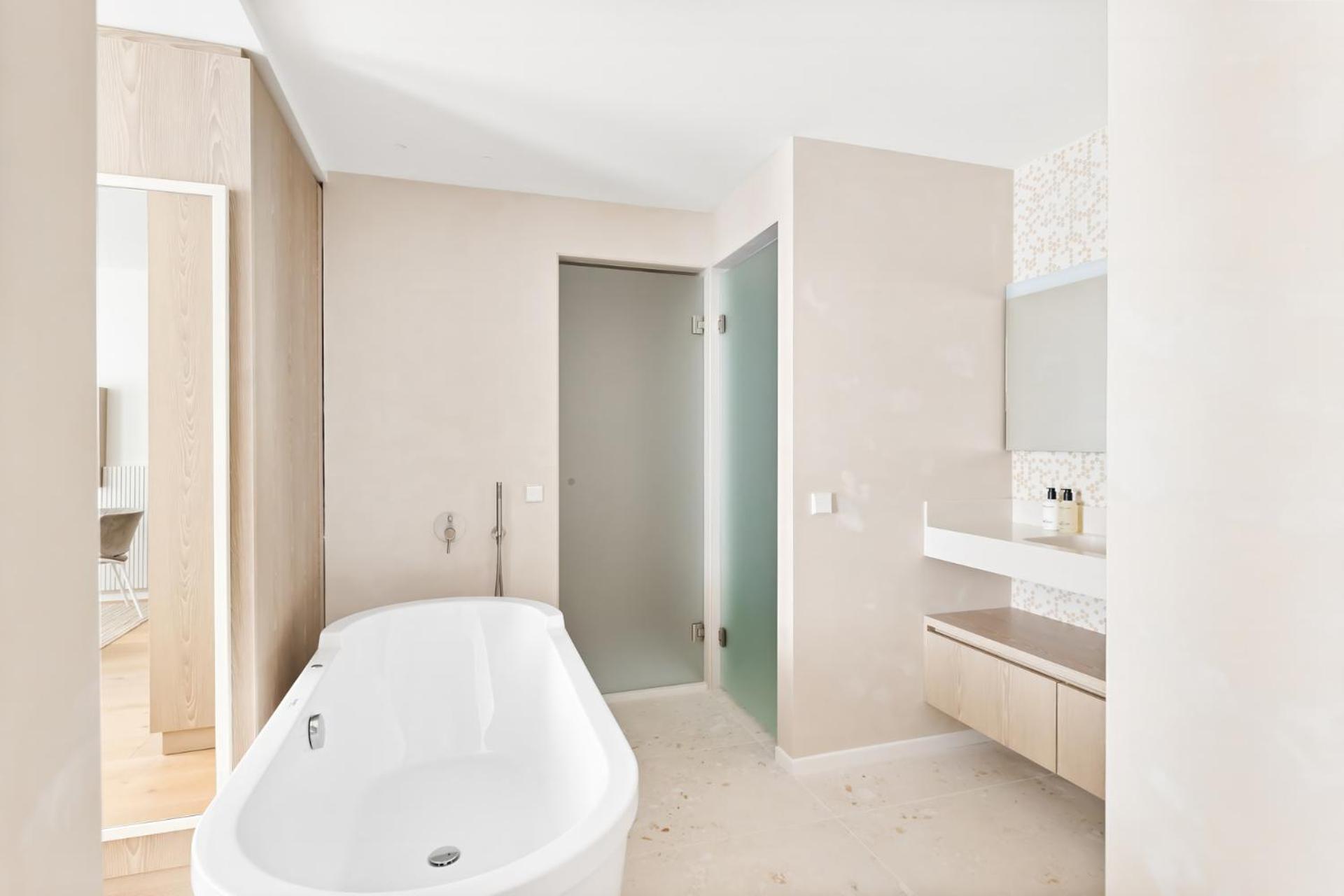 Deluxe suite with kitchen and bath
