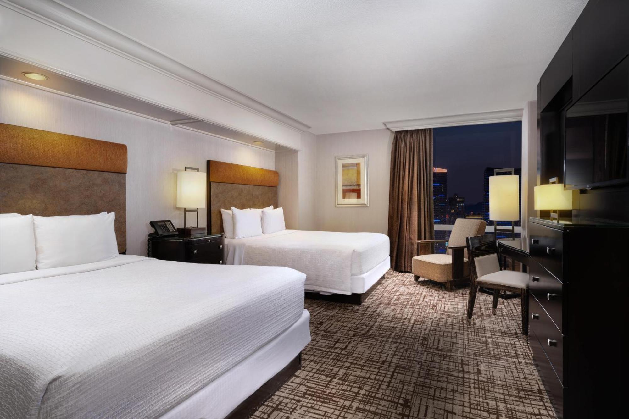 Quarto King ou Queen com 2 Camas Queen-size e Vista da Avenida