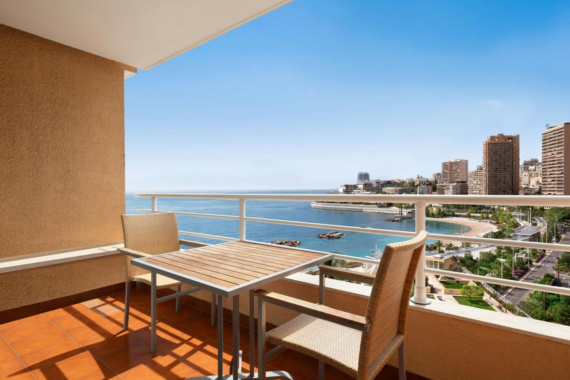 Deluxe Zimmer mit Kingsize-Bett, seitlichem Meerblick und Balkon