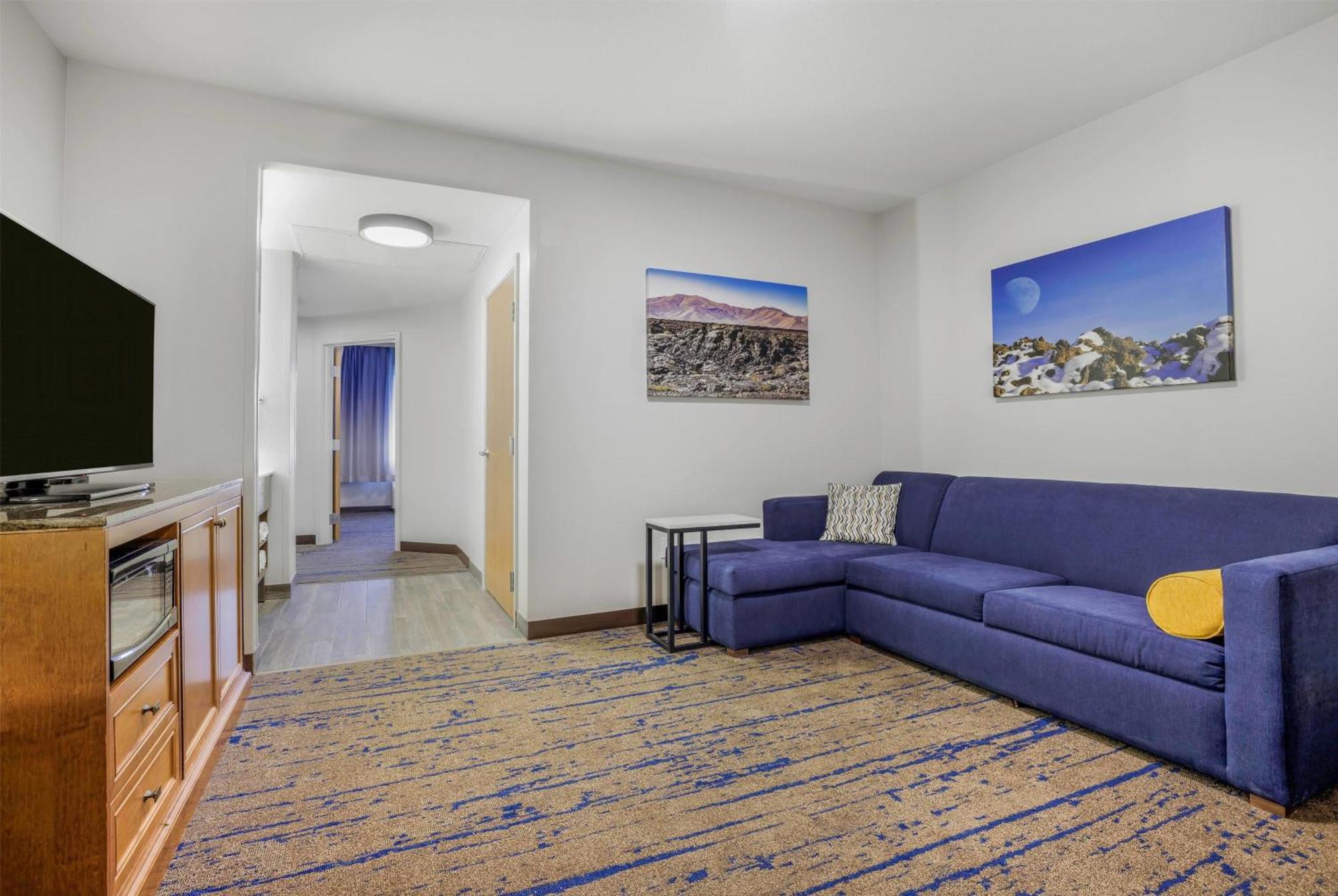 Two-Bedroom Suite with Two King Beds - Non-Smoking,1685077953:JPEG