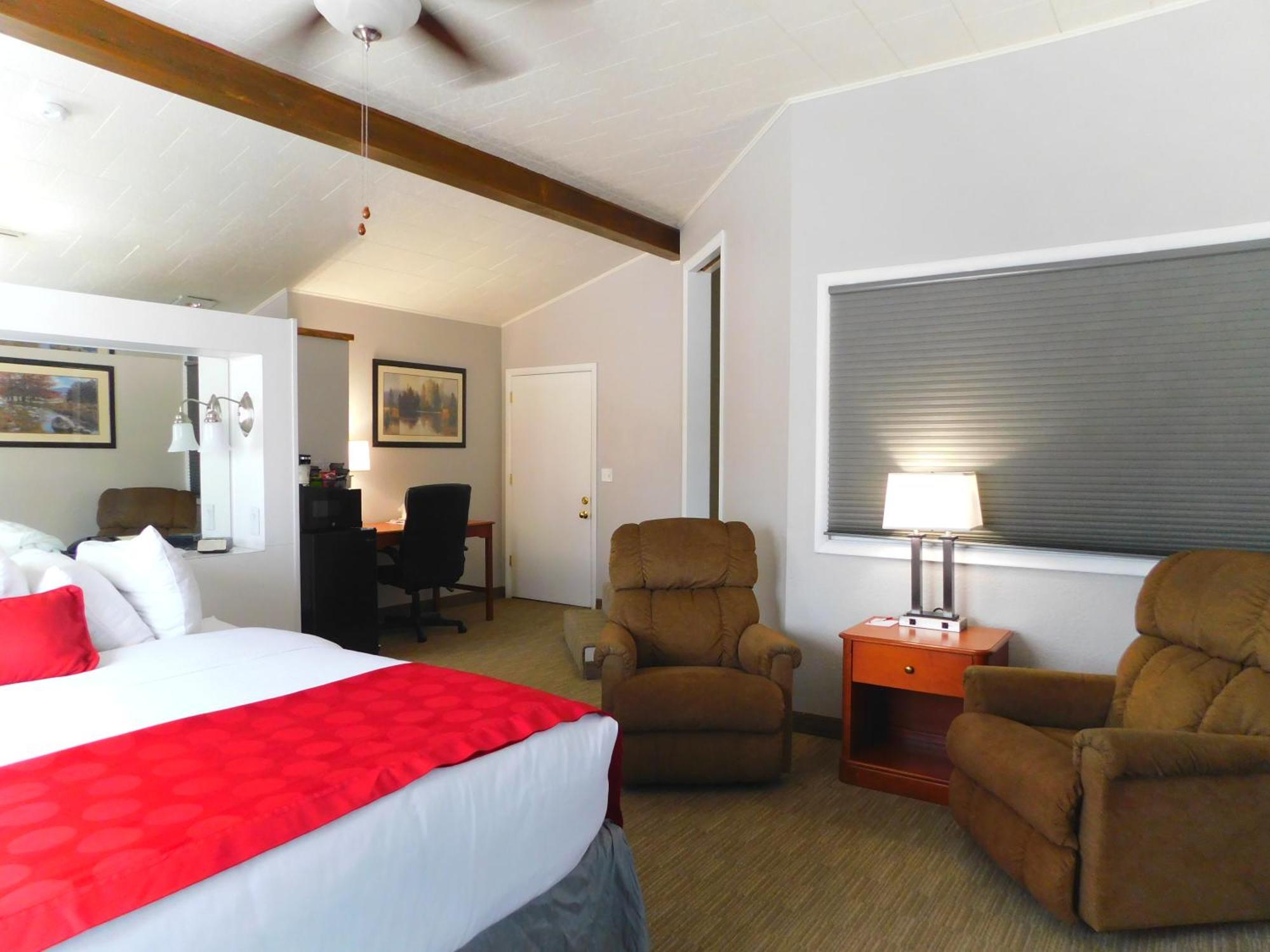 Deluxe King Suite,1692036401:JPEG