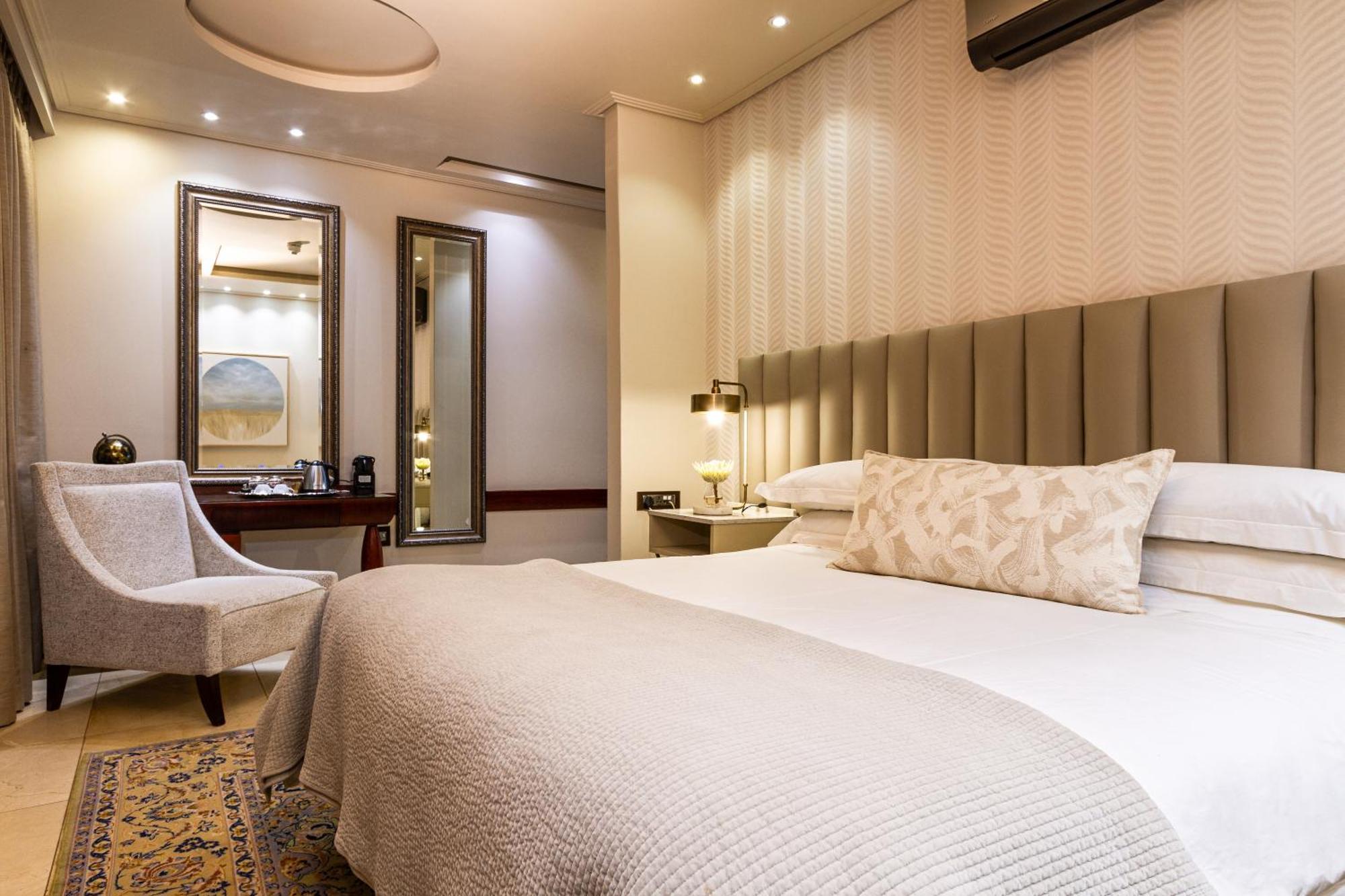 Deluxe King Room - Mobility-Friendly