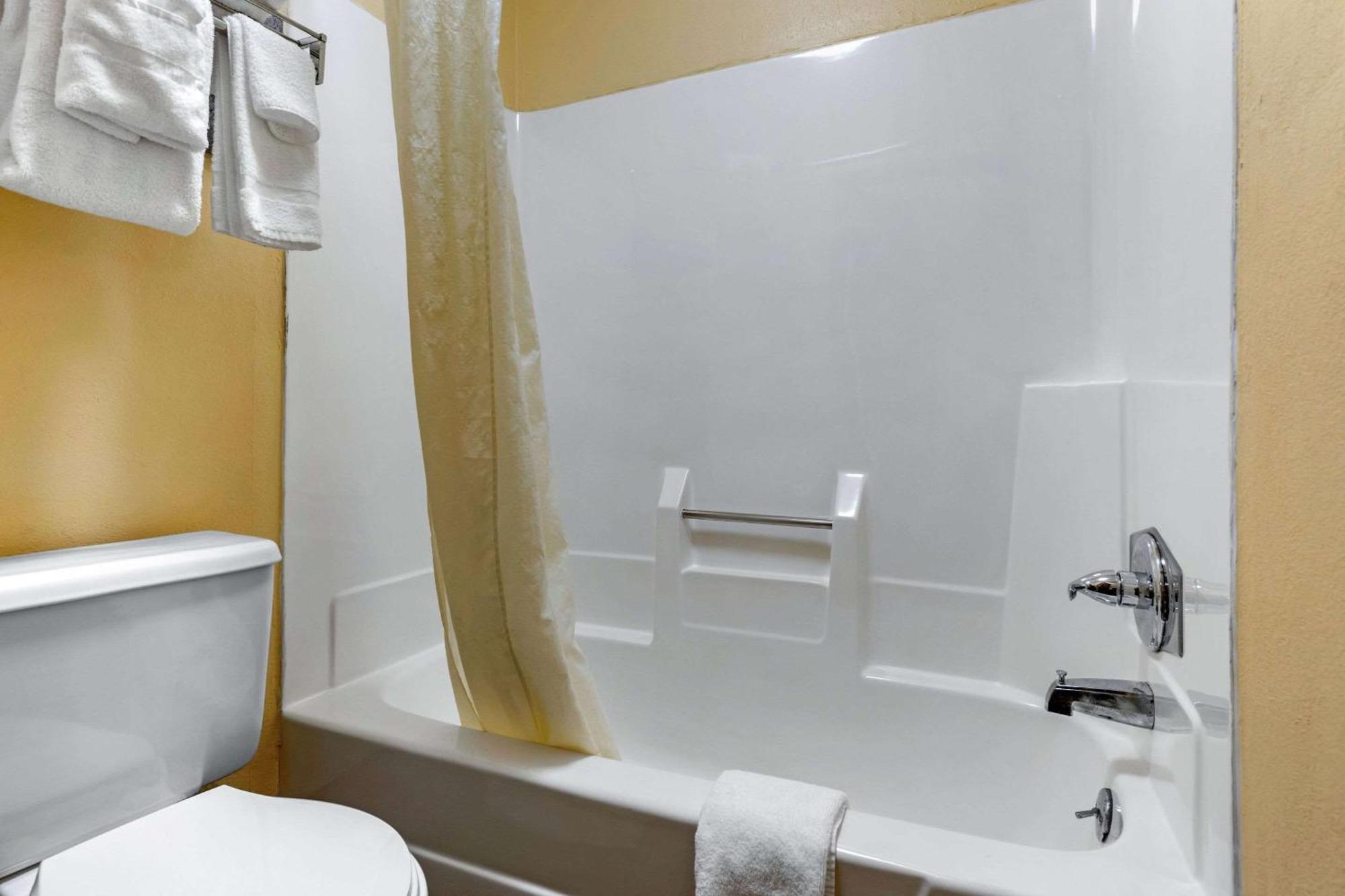 Queen Suite Two Queen Beds Non-Smoking or Upper floor