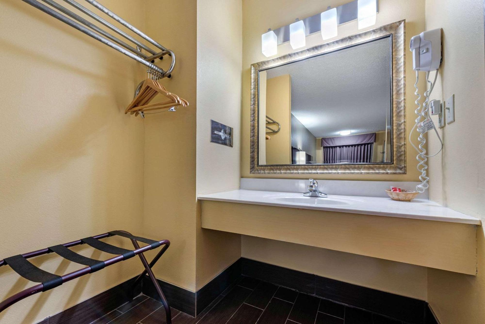 Queen Suite Two Queen Beds Non-Smoking or Upper floor