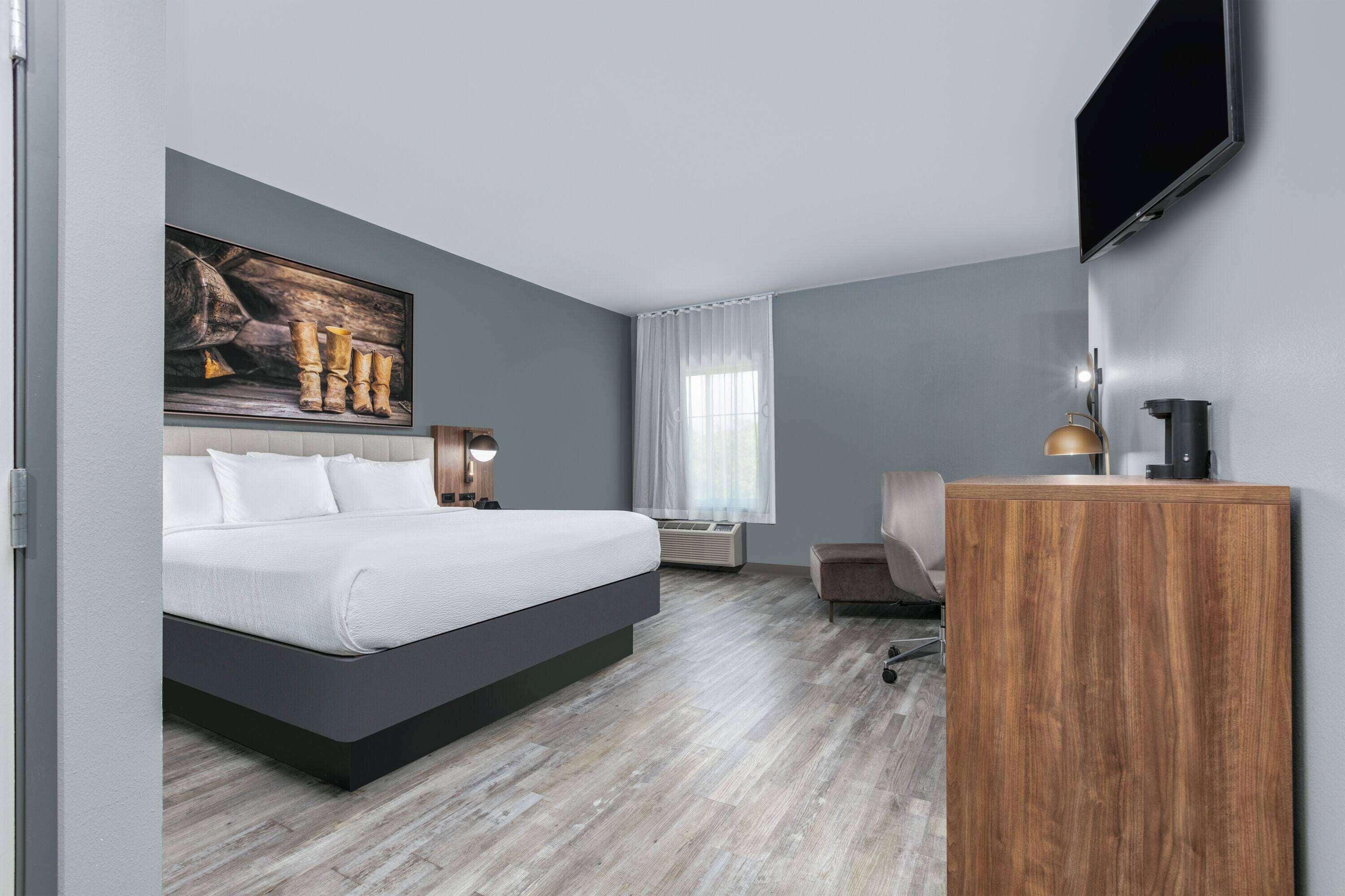 King Room with Bath Tub - Mobility/Hearing Accessible - Non-Smoking