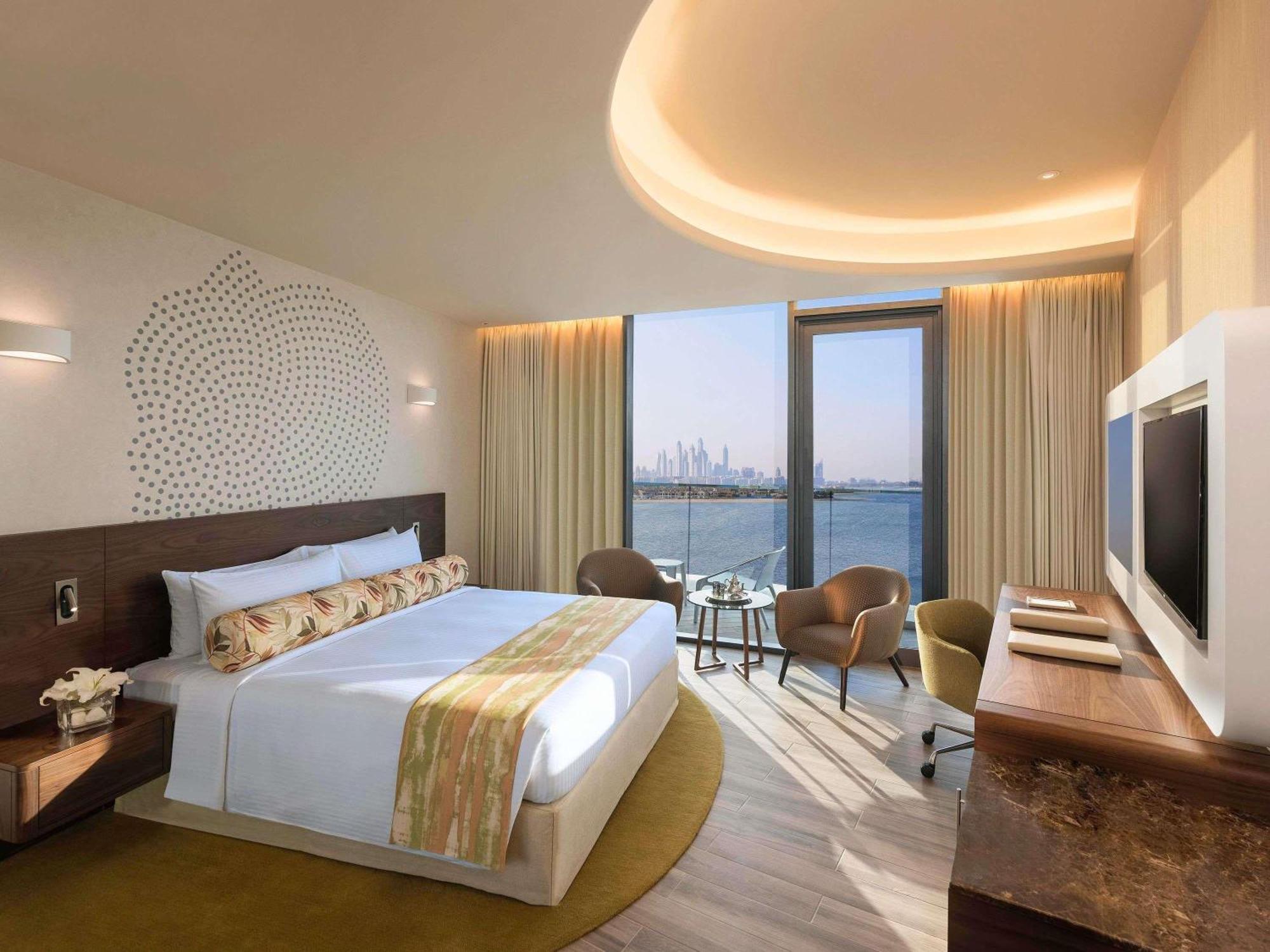 Premium Zimmer mit Balkon, Blick auf die Palmen und das Meer sowie Zugang zur Club Lounge