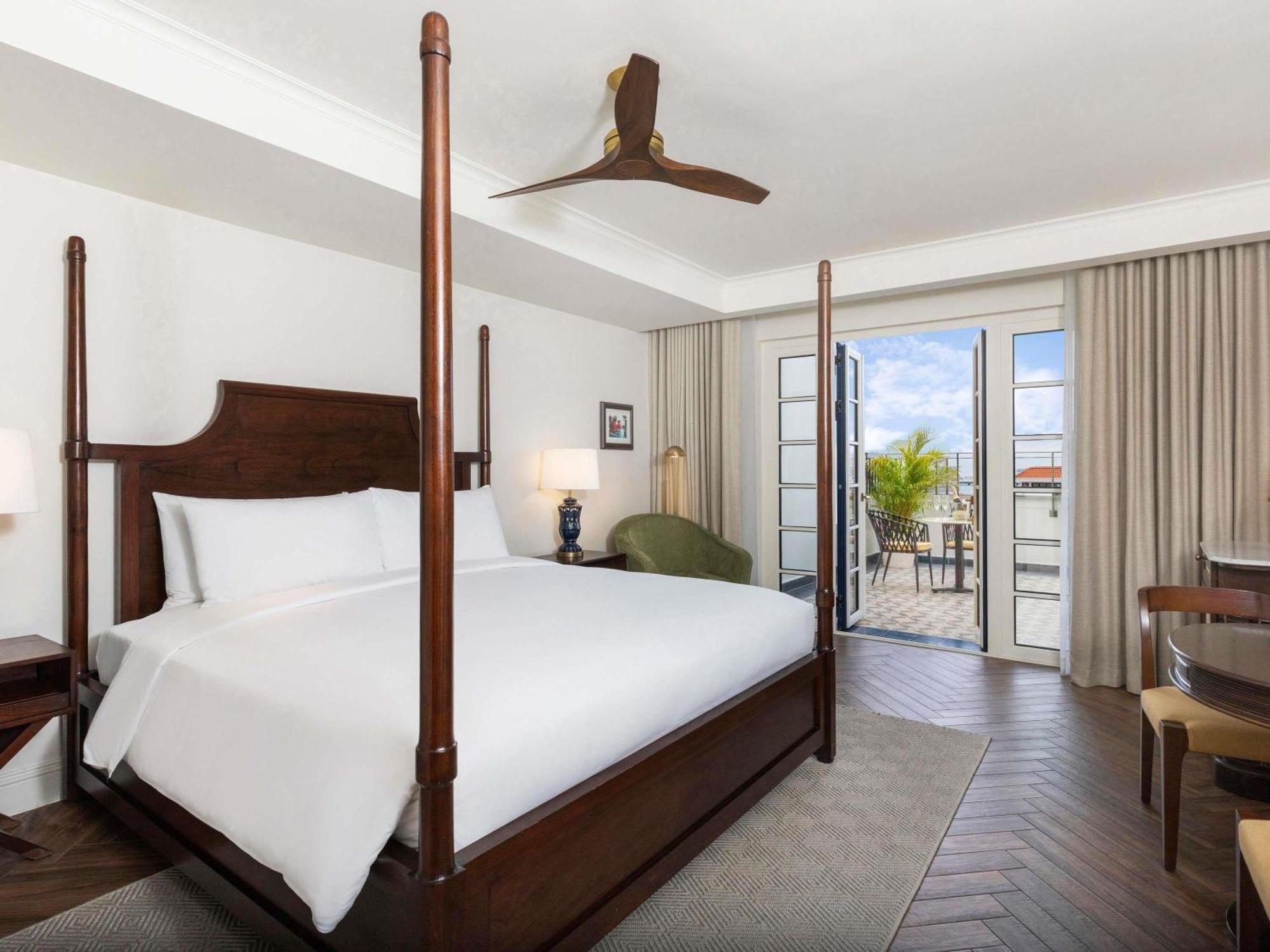 LUXURY 1 KING OCEAN FRONT BALCONY