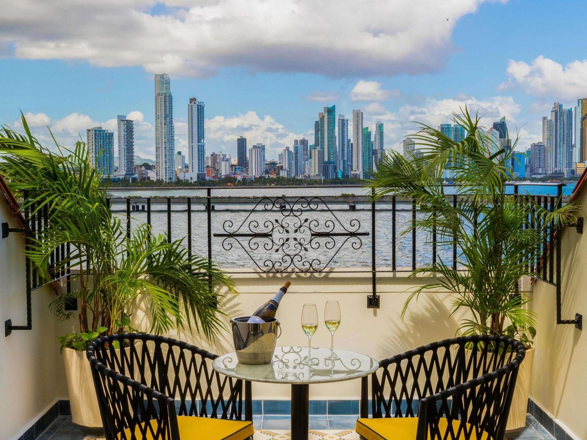 LUXURY 1 KING OCEAN FRONT BALCONY