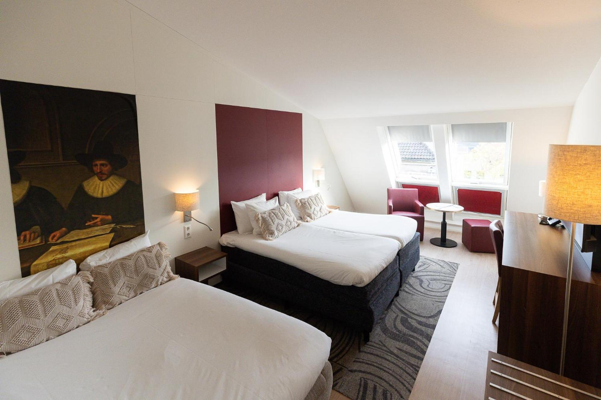 Executive Tweepersoonskamer met 2 aparte bedden en een slaapbank.