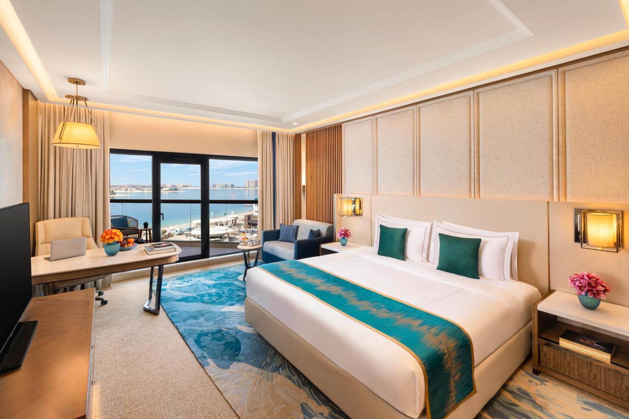 Luxuszimmer Palm mit Meerblick und Kingsize-Bett – Staycation-Angebot für Einwohner der VAE mit Frühstück, frühem Check-in, spätem Check-out und 30 % Rabatt auf Speisen und Getränke, Spa-Behandlungen und Wäscheservice.