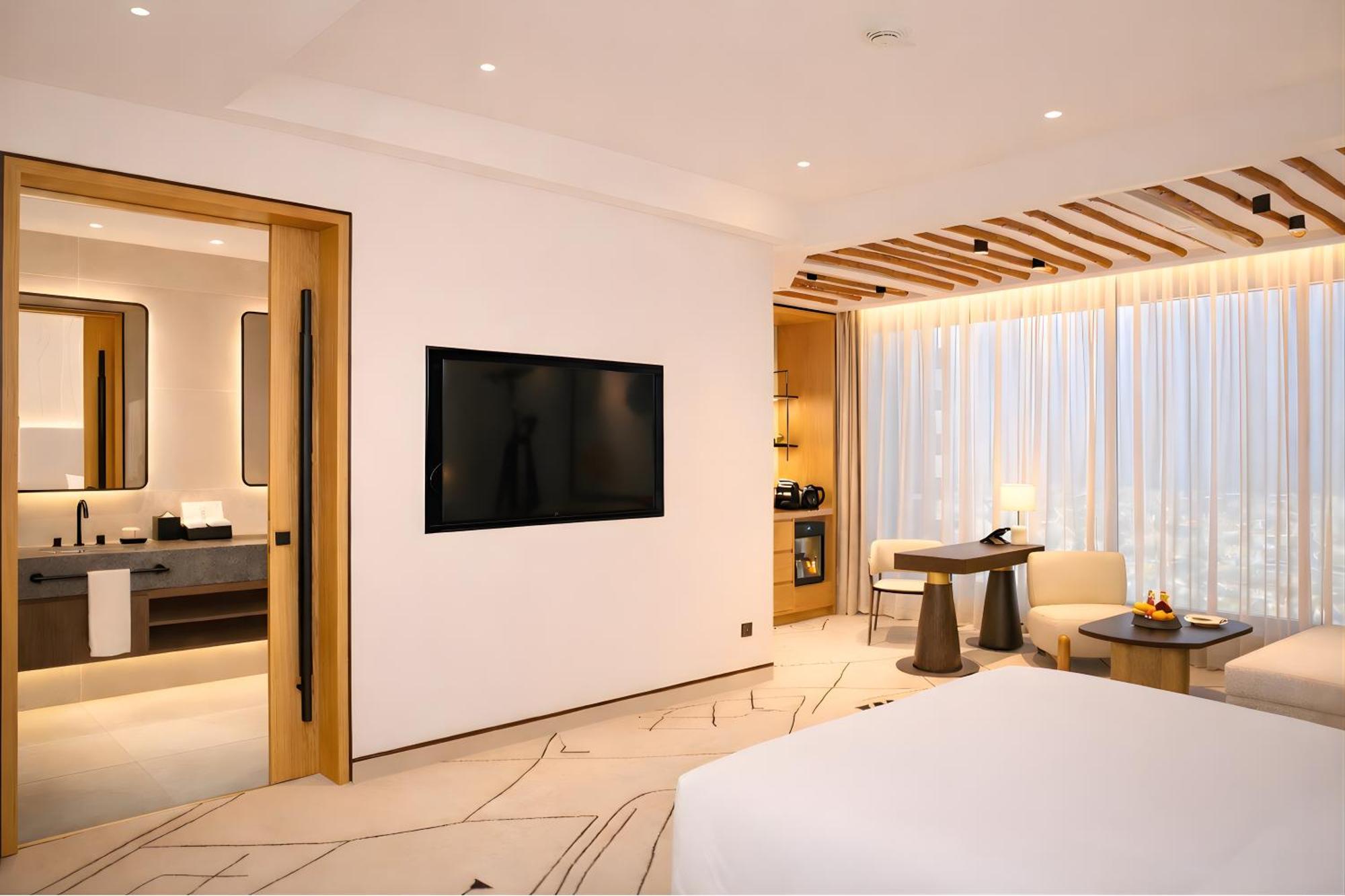 Grand Deluxe City View King Room
