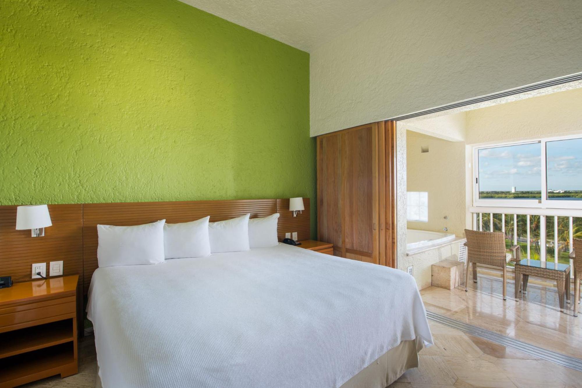 Two-Bedroom Deluxe King Suite with Balcony, Jacuzzi and Garden View