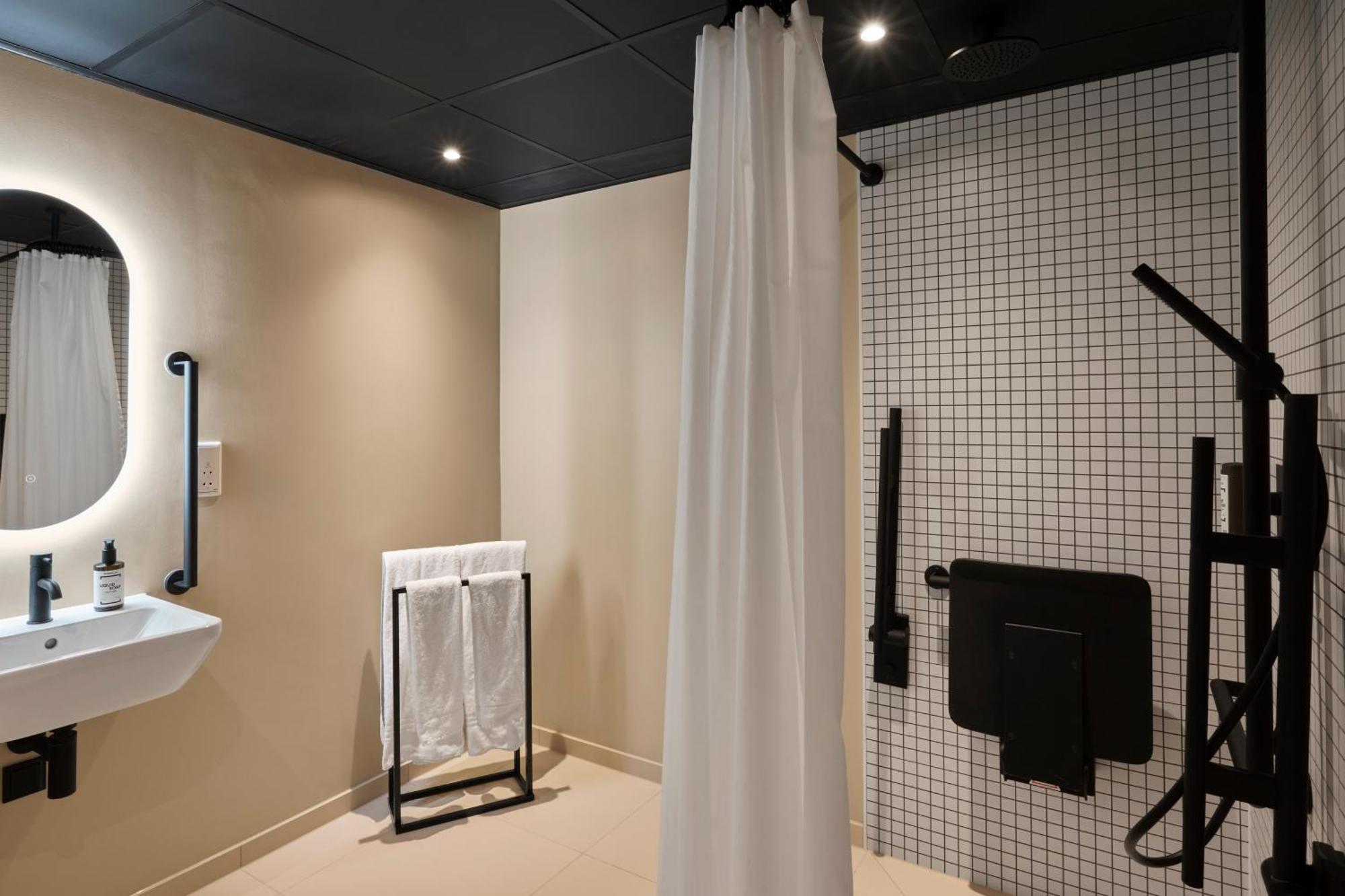King Room Roll Shower