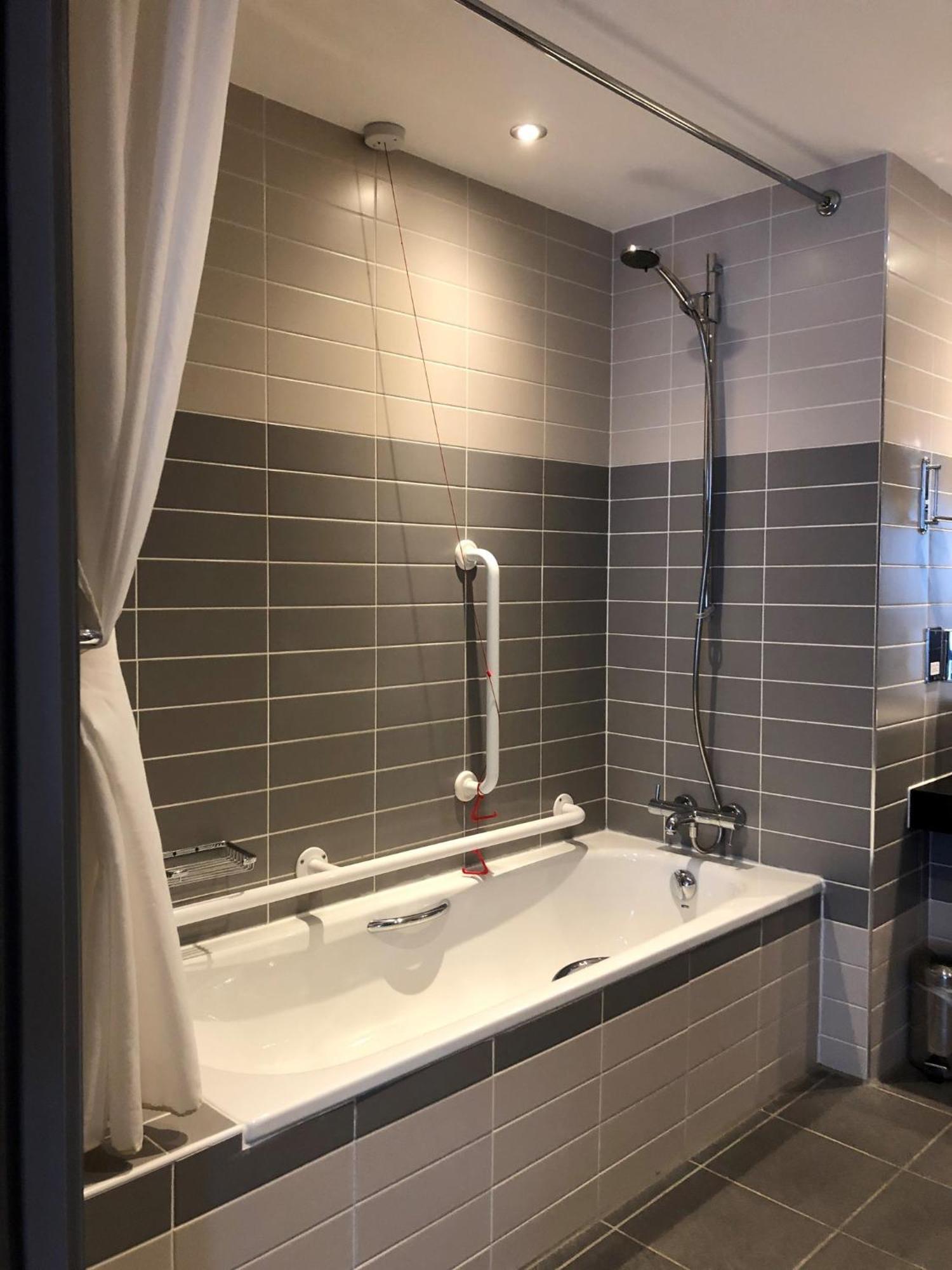 Standard Queen Room Disability Access