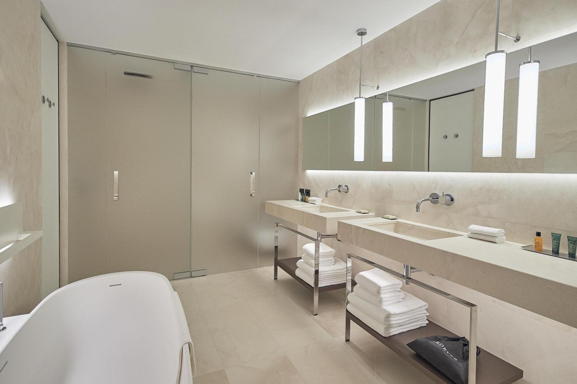 Premium Zimmer mit Kingsize-Bett und Seeblick
