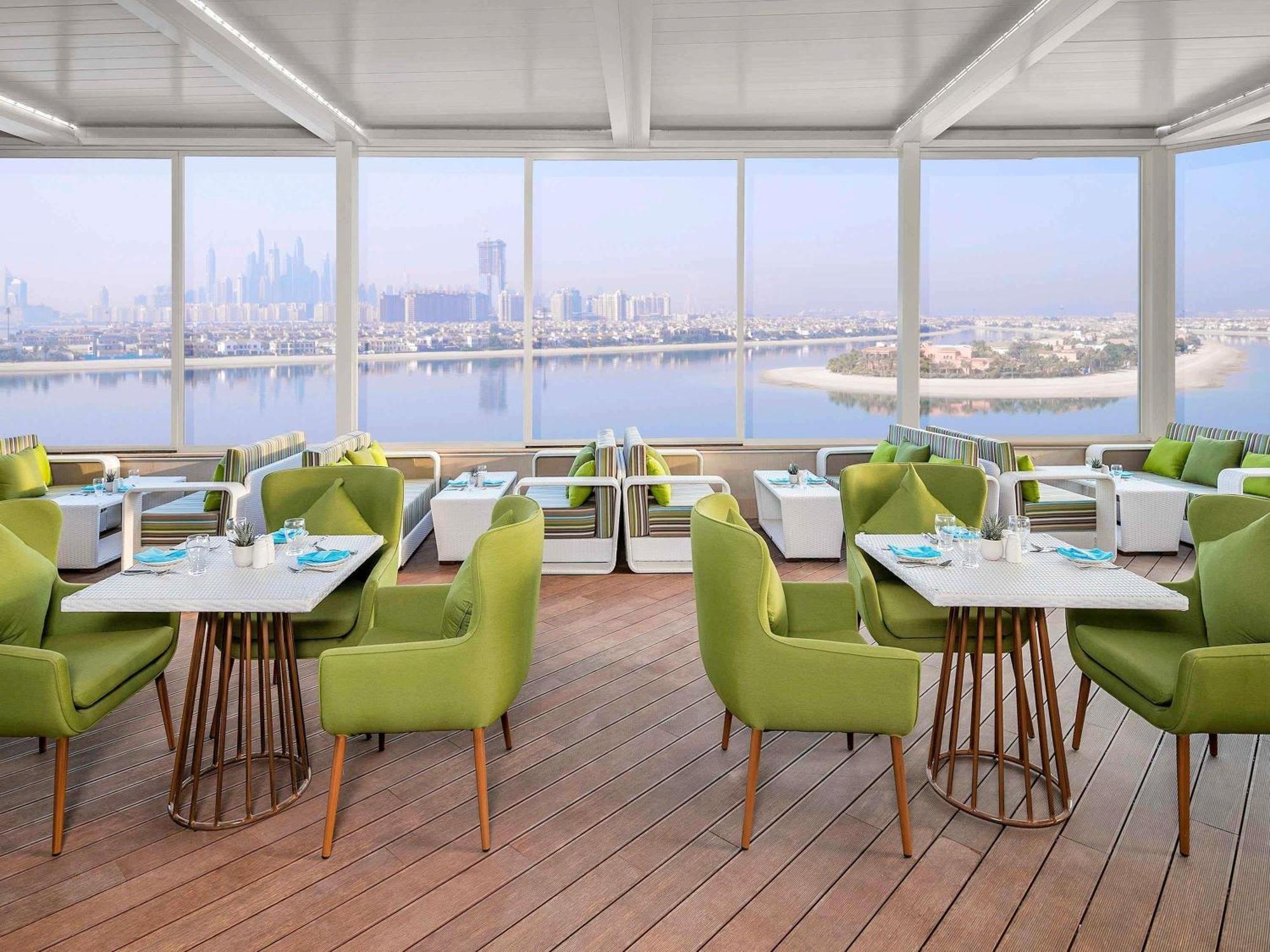 Deluxe Suite mit 1 Schlafzimmer, Balkon, eingeschränktem Meerblick und Zugang zur Club Lounge