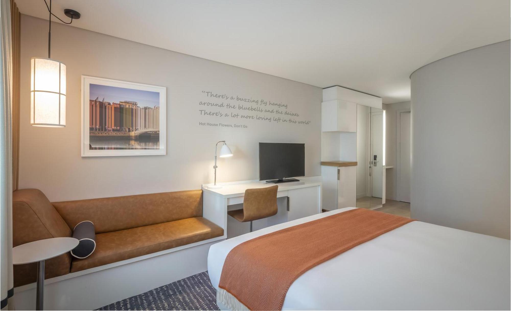 Zimmer mit Kingsize-Bett und Flussblick