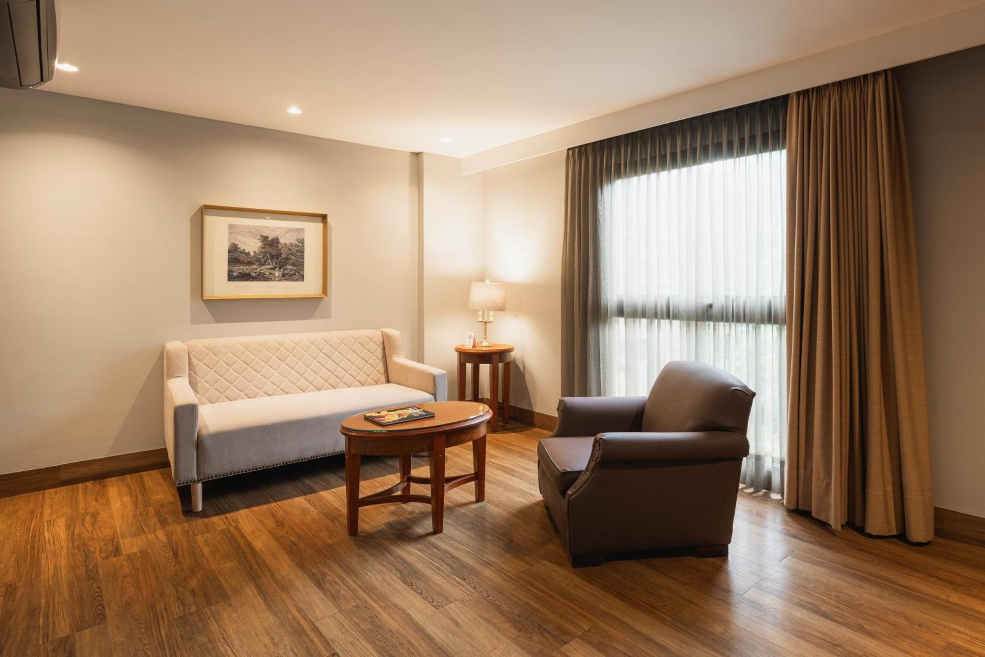 Deluxe Queen Suite