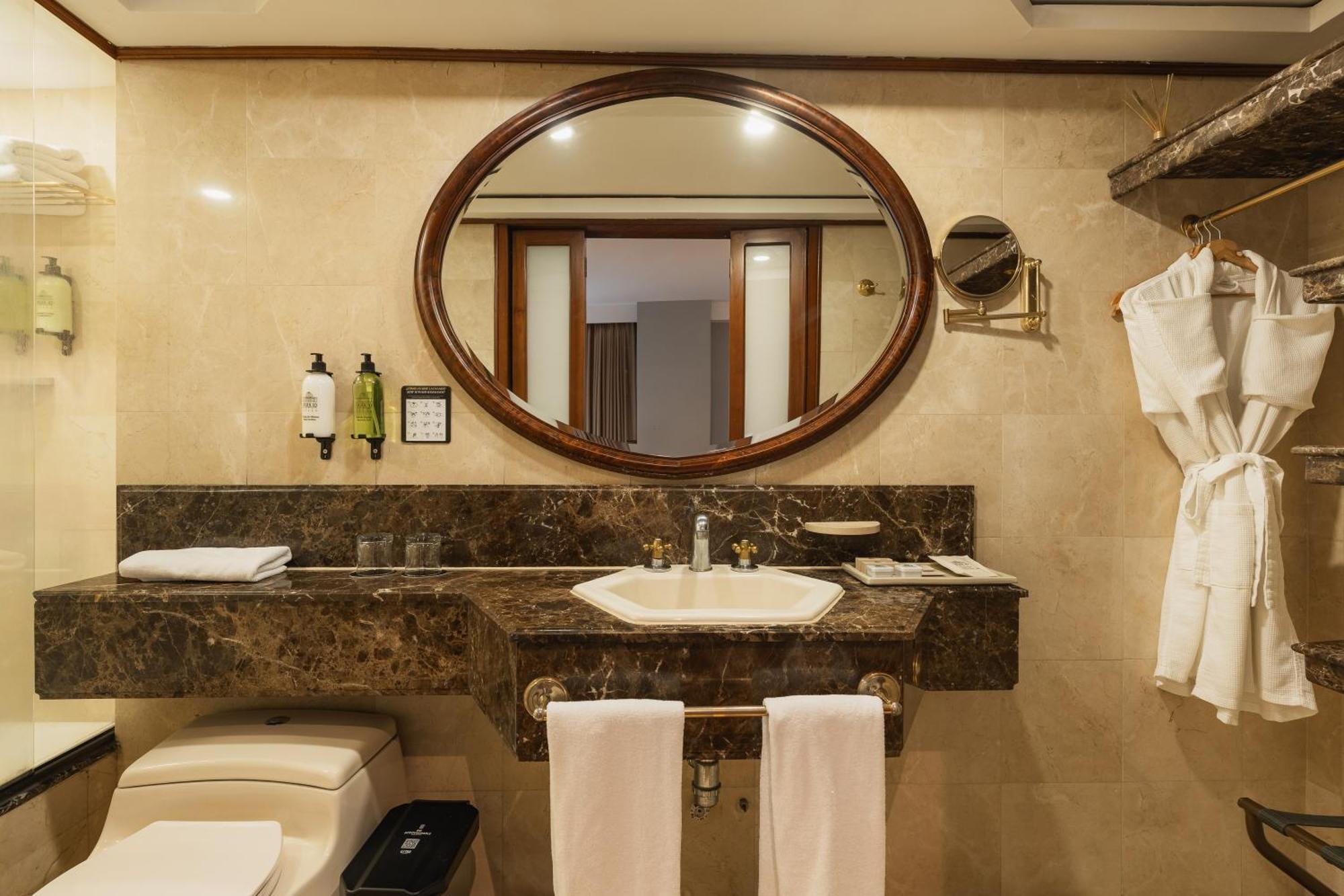 Deluxe Queen Suite