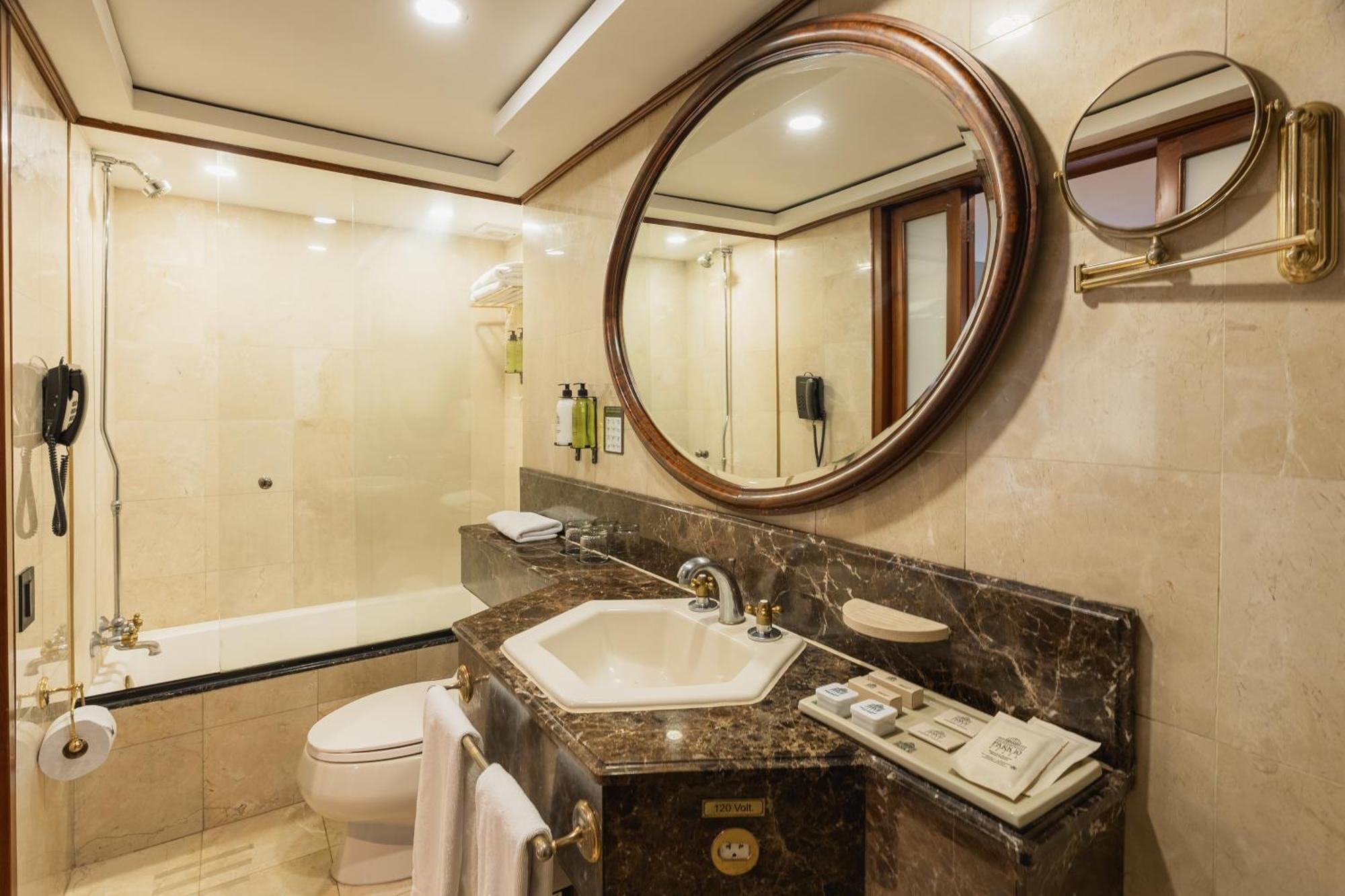 Deluxe Queen Suite