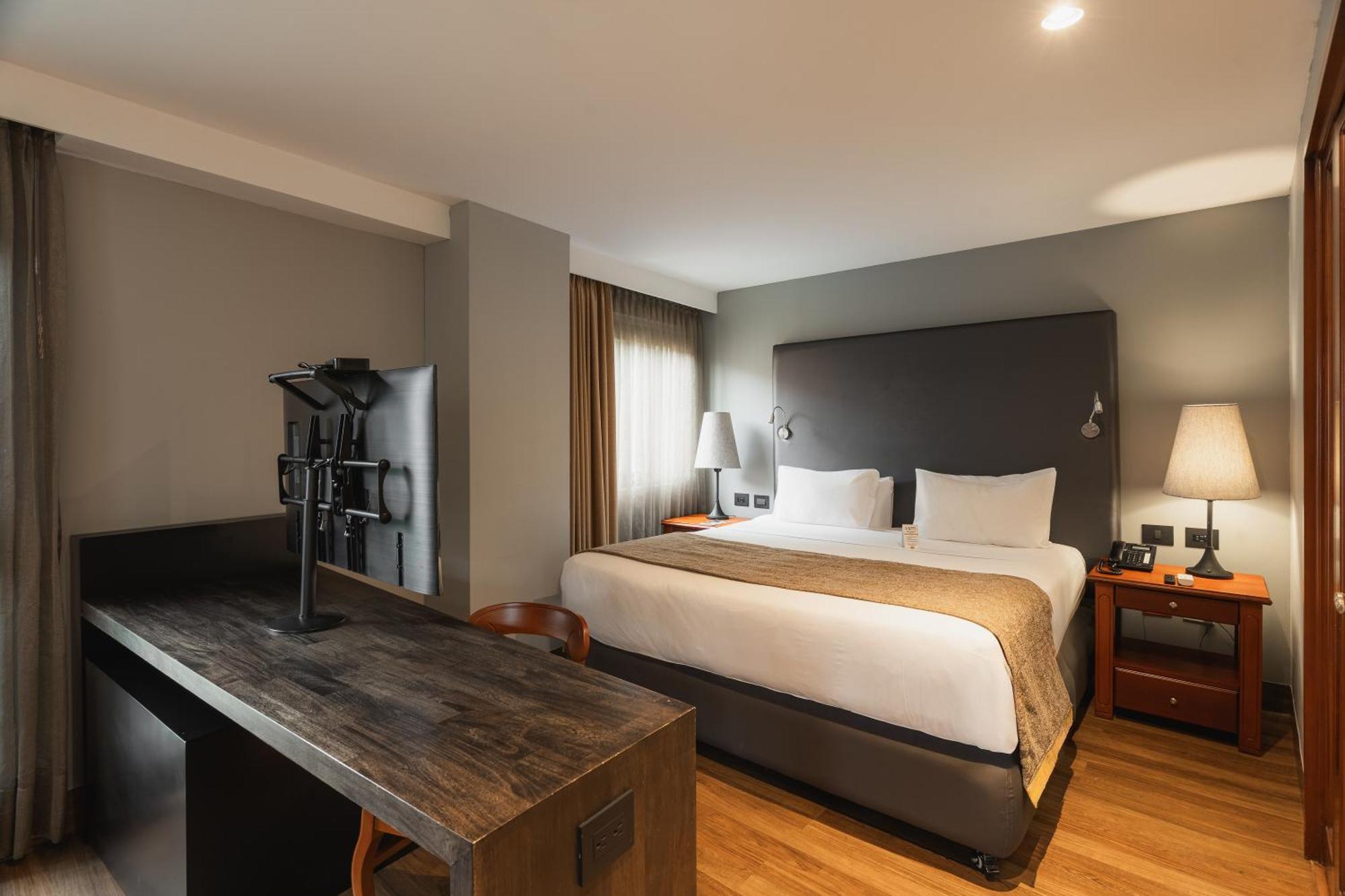 Deluxe Queen Suite