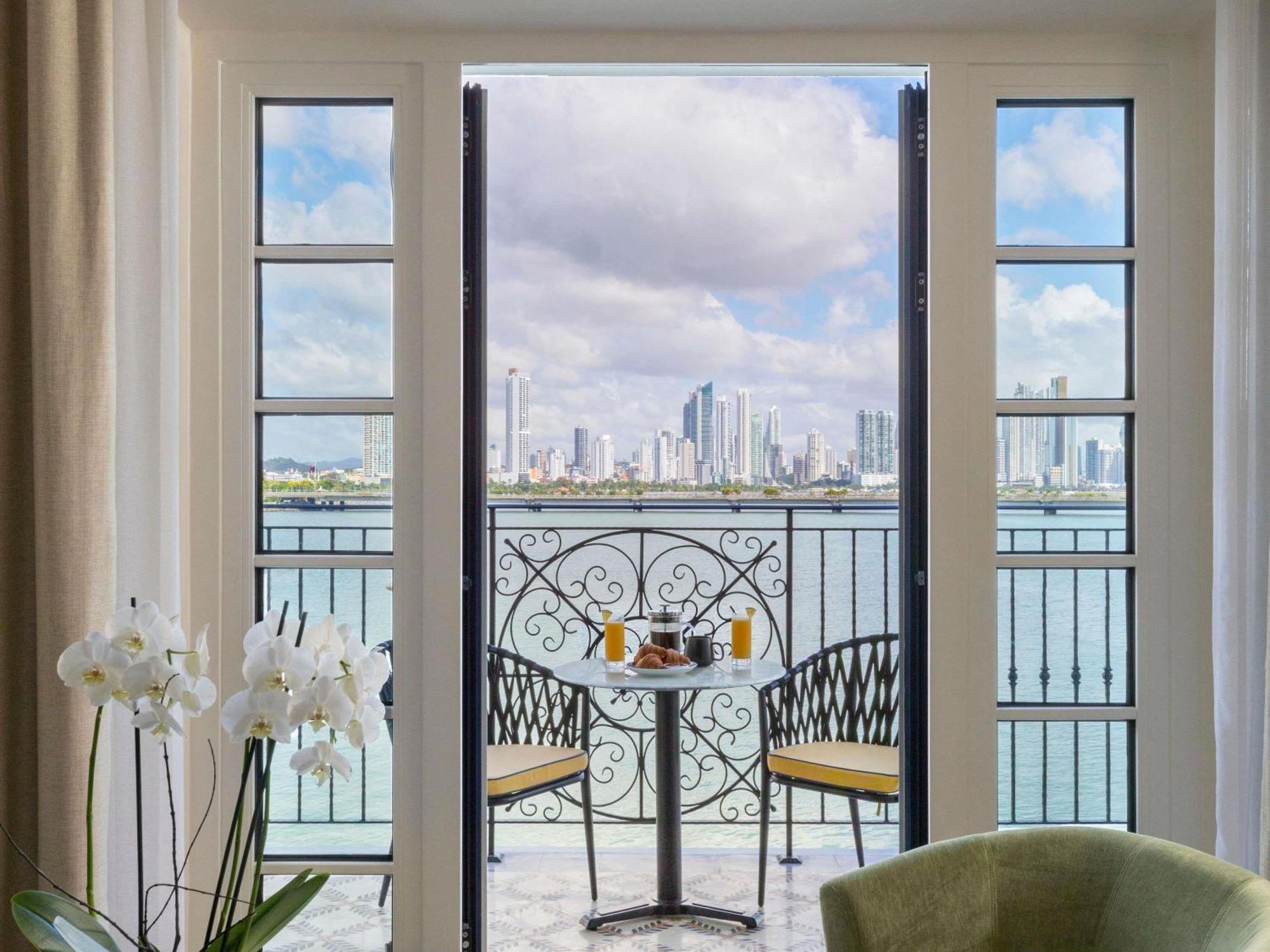 MAGNIFIQUE 1 KING OCEAN FRONT BALCONY