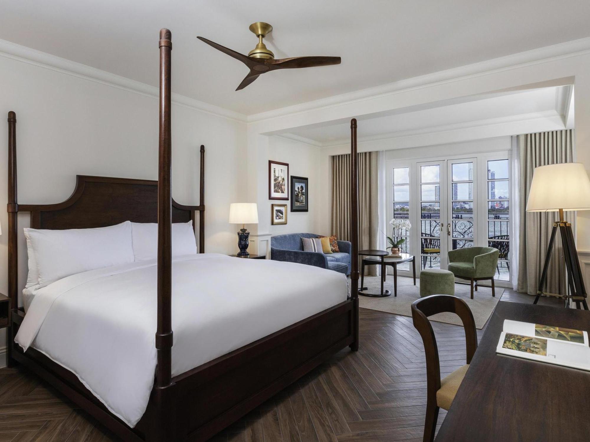 MAGNIFIQUE 1 KING OCEAN FRONT BALCONY