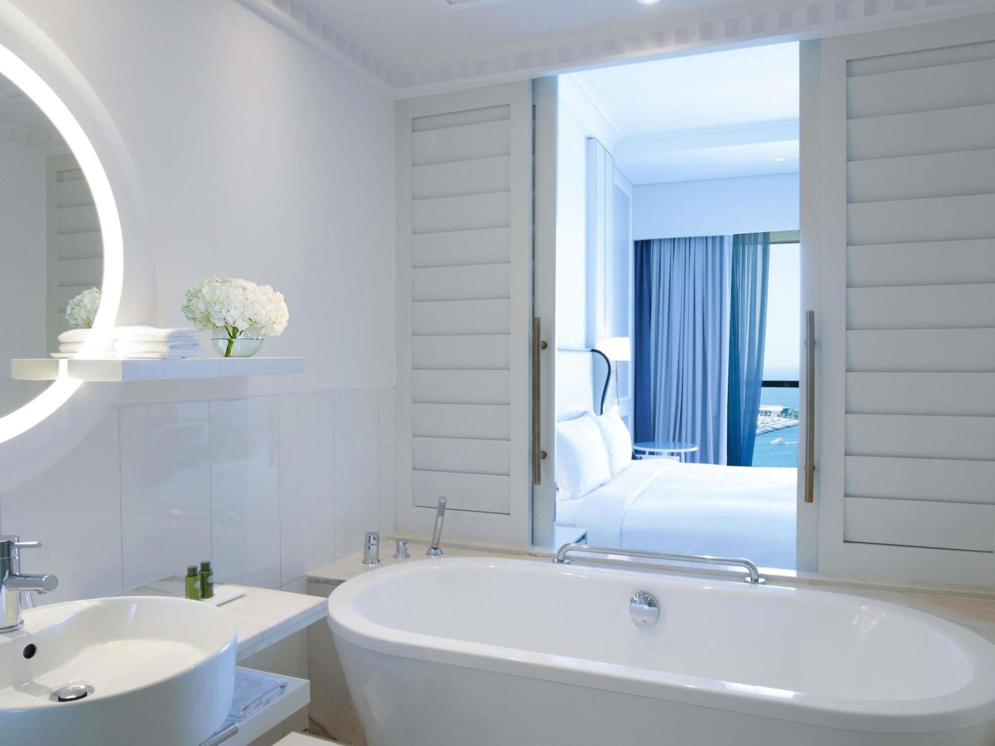 Suite Júnior com Cama King-size e Vista Parcial do Mar - Acesso ao Clube