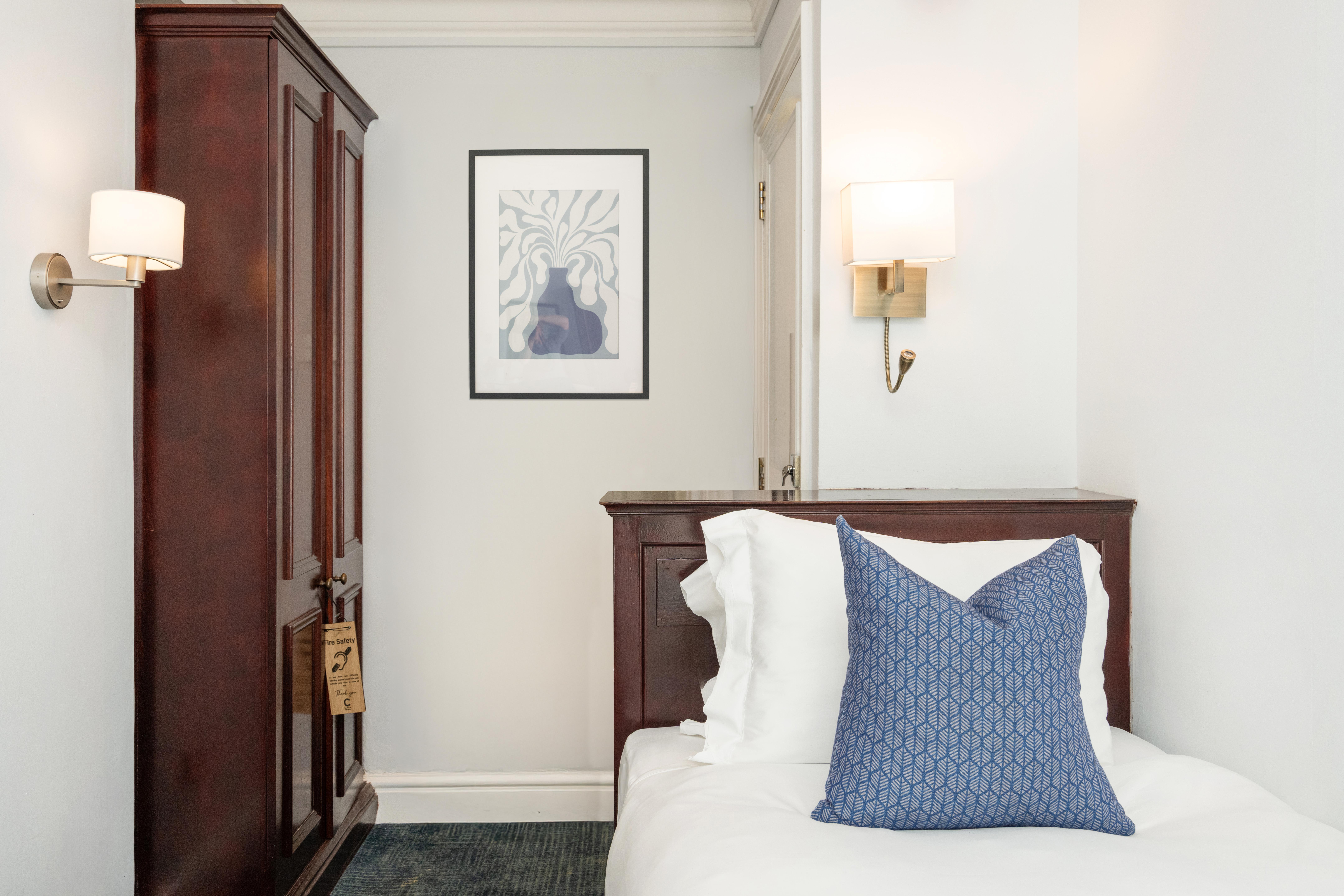 Single Non-ensuite Room