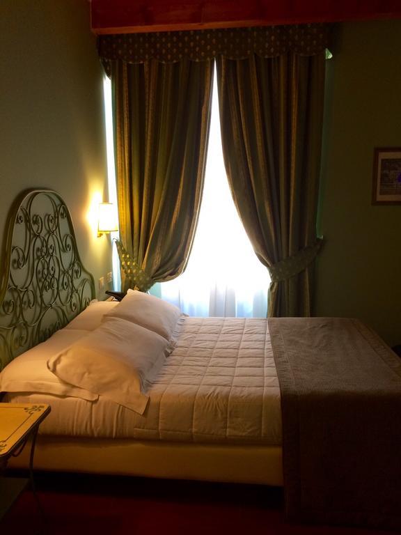 Camera con Letto Matrimoniale alla Francese