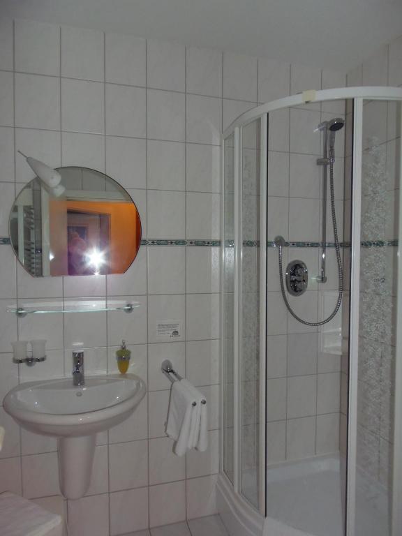 Small Double Room,709215913:JPEG