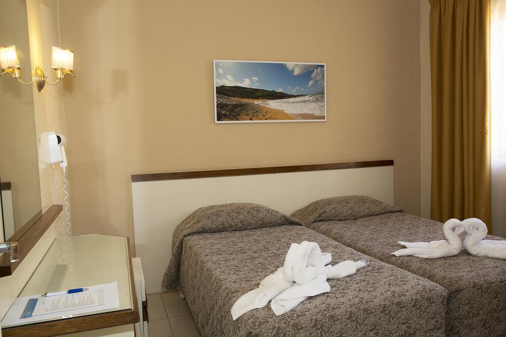 Zweibettzimmer mit Balkon