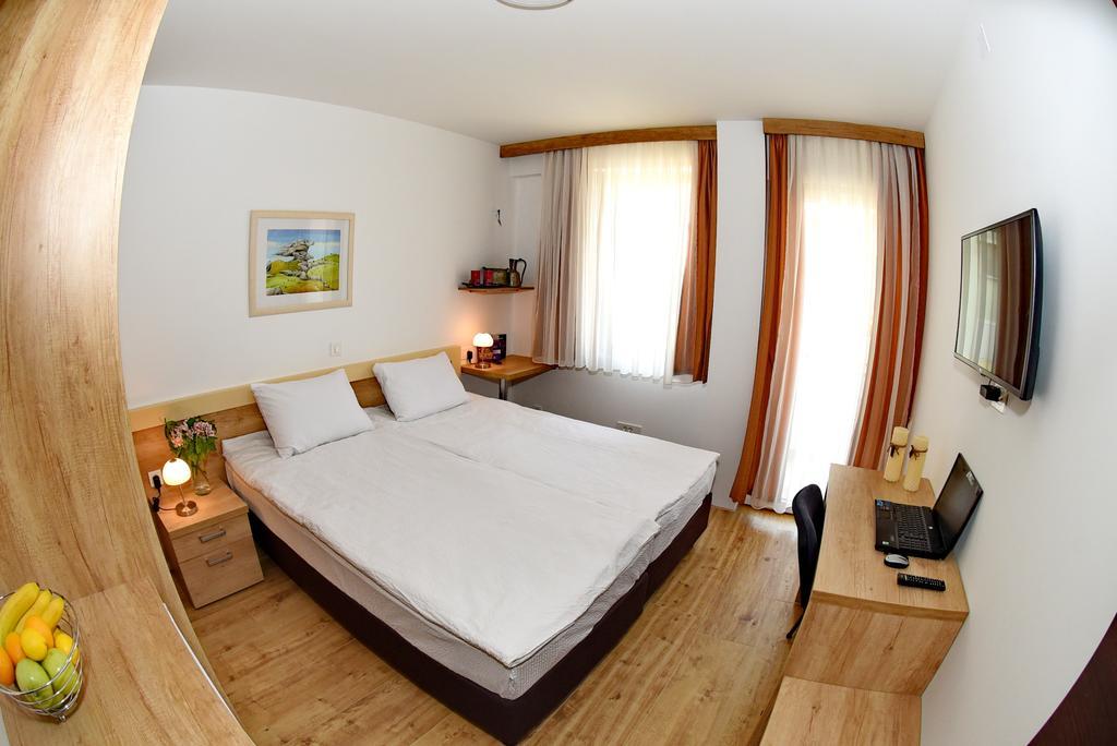 Tweepersoonskamer met 2 Aparte Bedden en Balkon