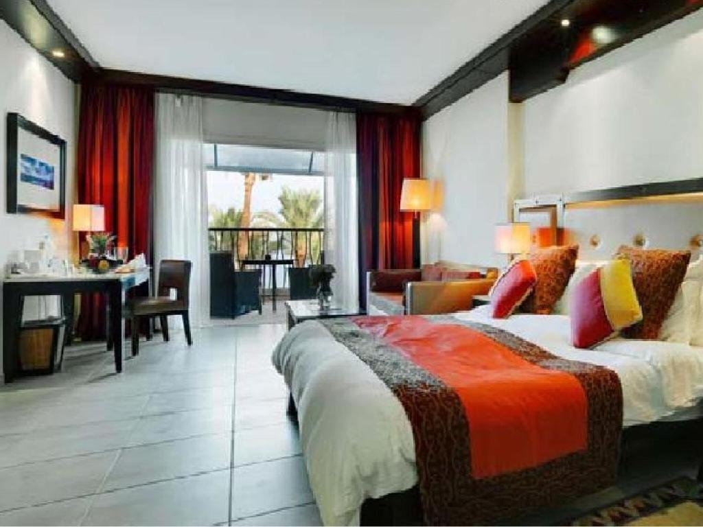 Club Rotana Sea View Suite