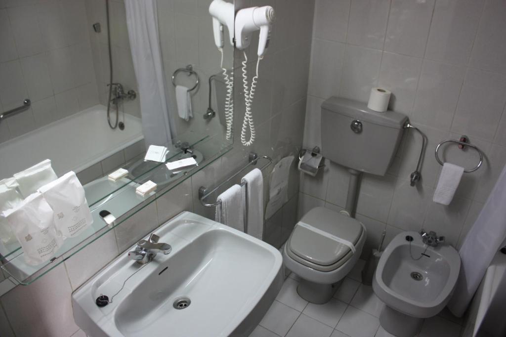 Economy Double or Twin Room,64704037:JPEG