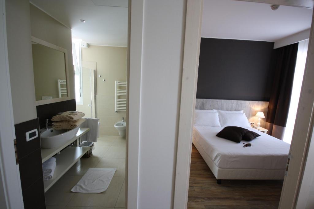 Suite,1313108704:JPEG