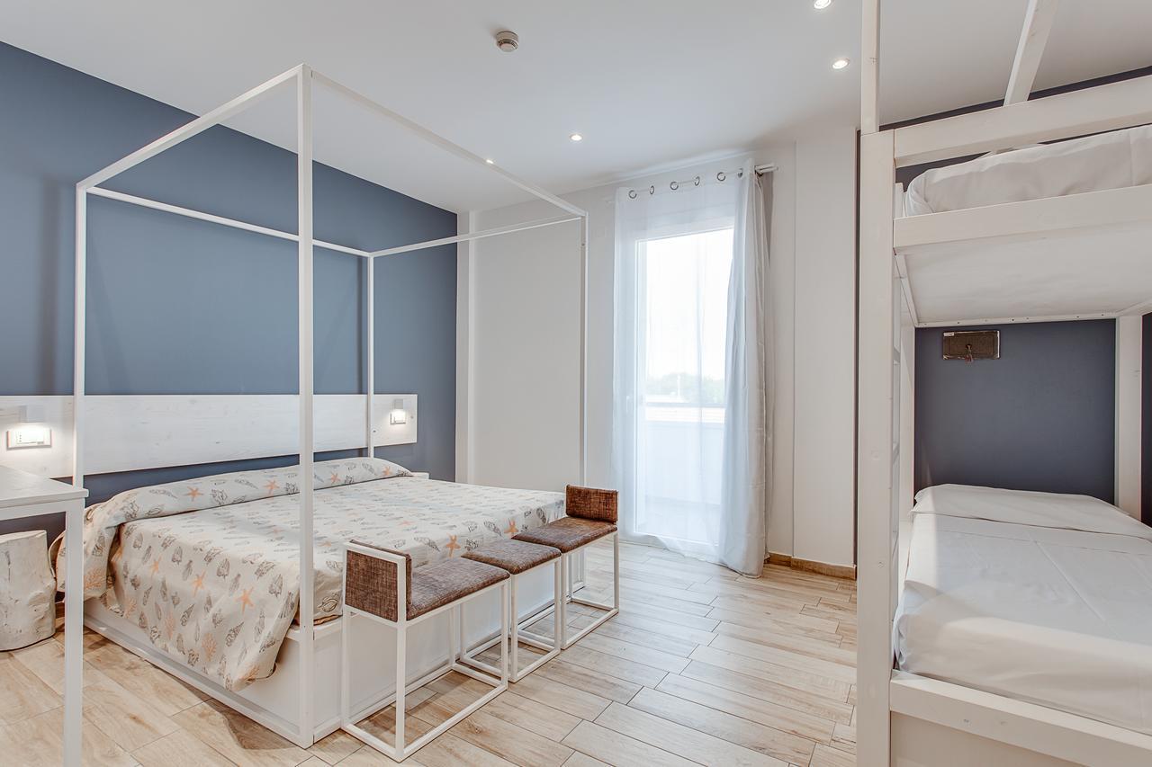 Family Room with Balcony,669709986:JPEG