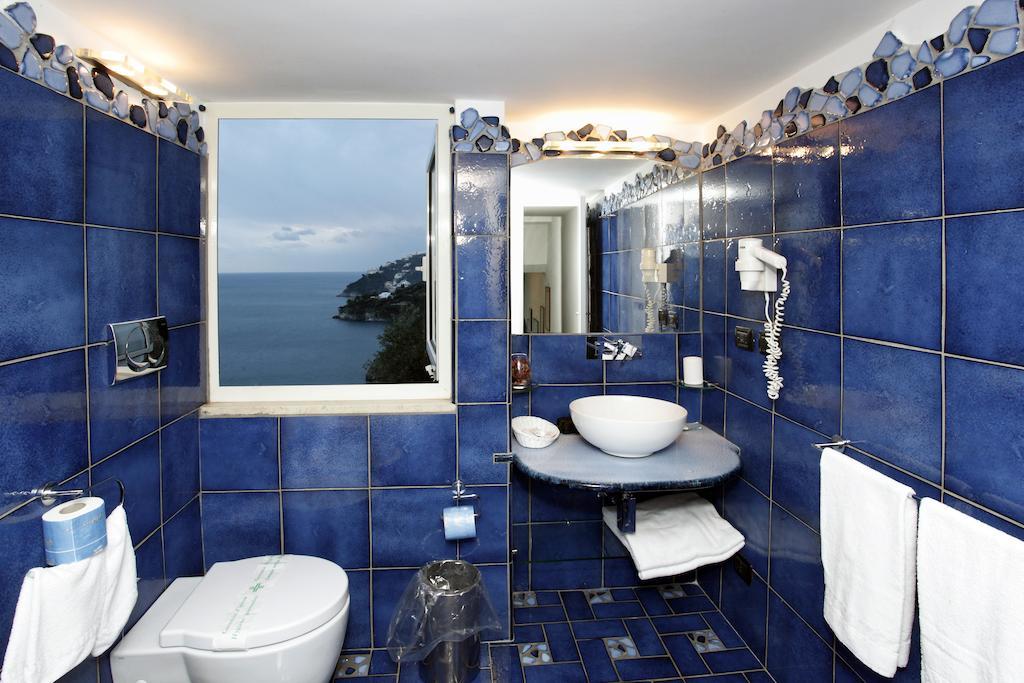 Junior Suite mit Meerblick und Whirlpool-Badewanne