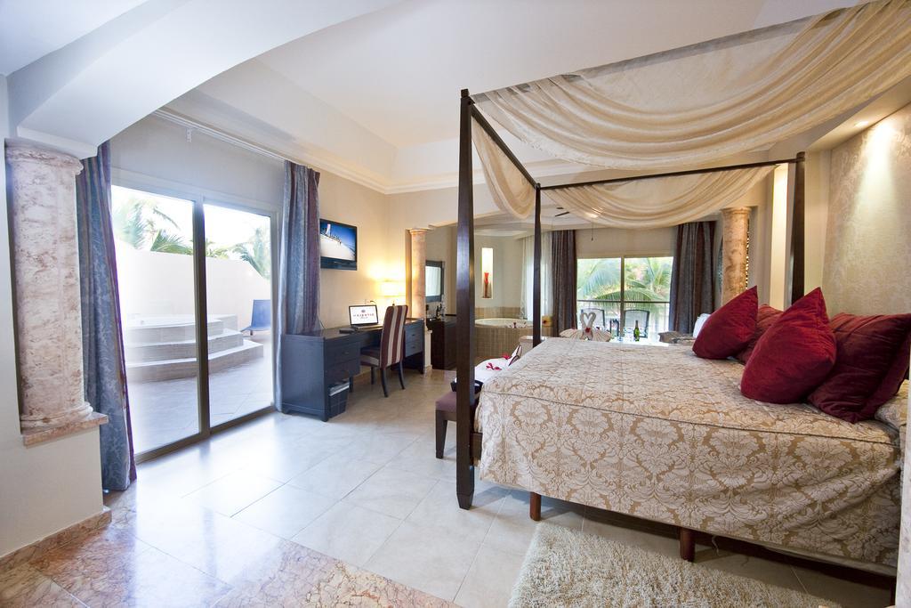 Colonial Jr. Suite with Outdoor Jacuzzi - Free Wifi