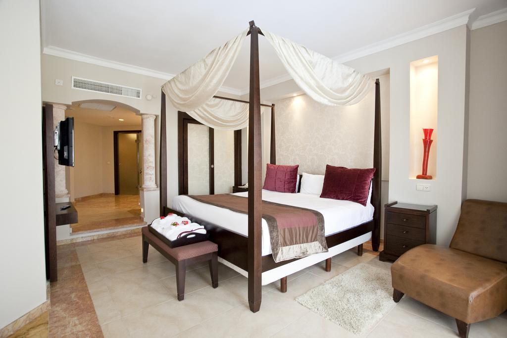 One-Bedroom Suite with Jacuzzi - Free WiFi