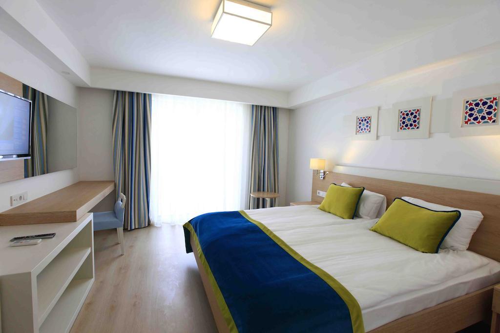 Standard Zimmer mit Balkon und eingeschränktem Meerblick