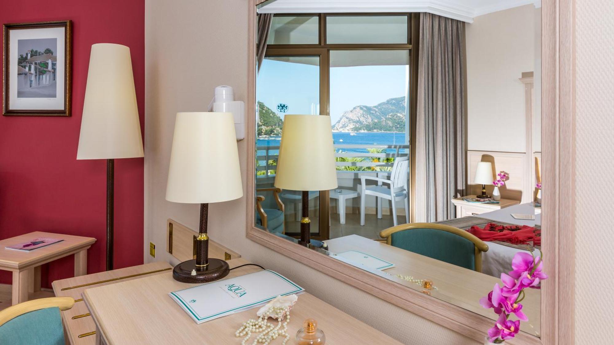 Standard Doppel-/Zweibettzimmer mit teilweisem Meerblick